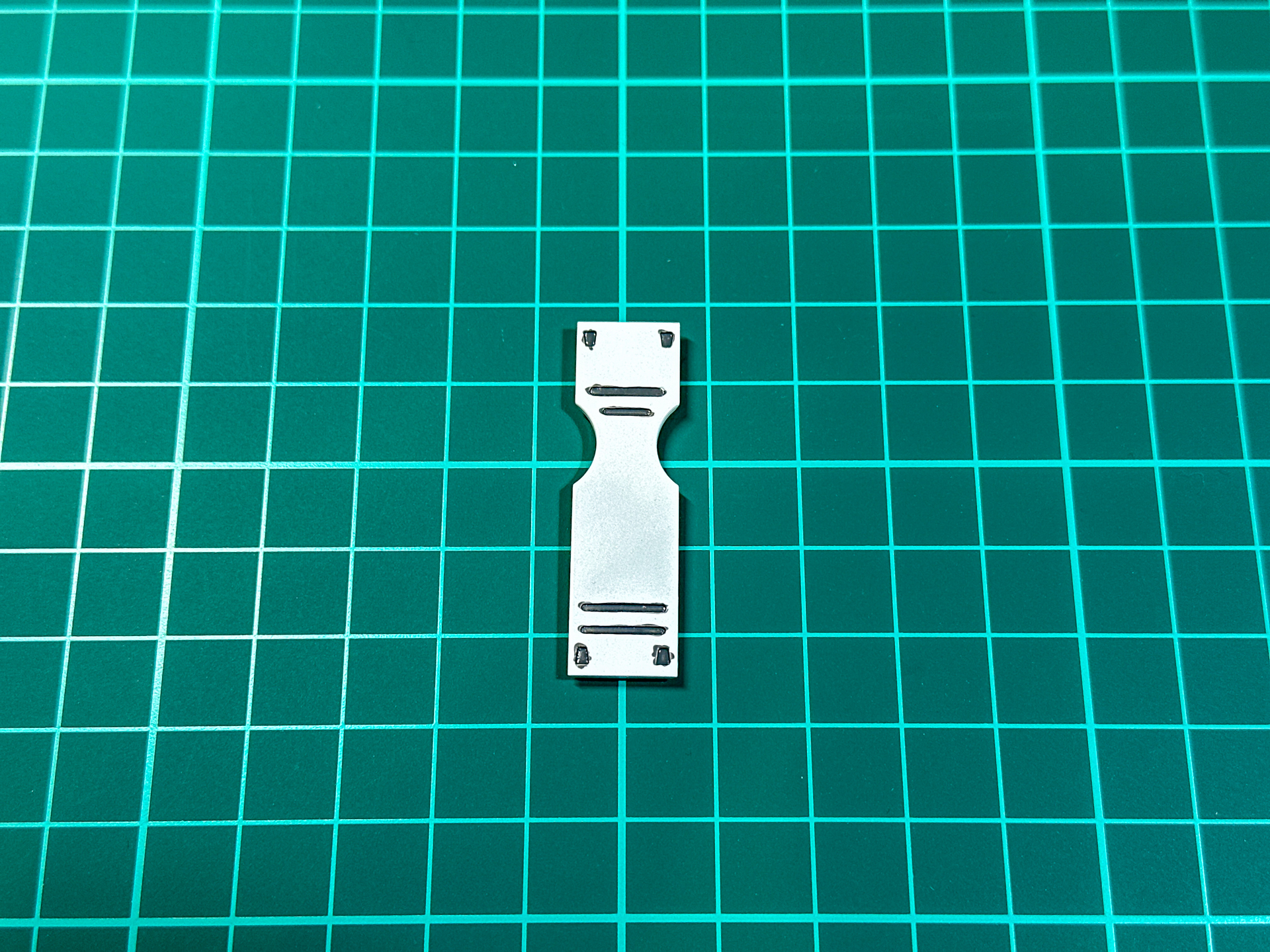 「水性ホビーカラー H69 RLM75グレーバイオレット」の筆塗りははみだしを気にせず塗装します。