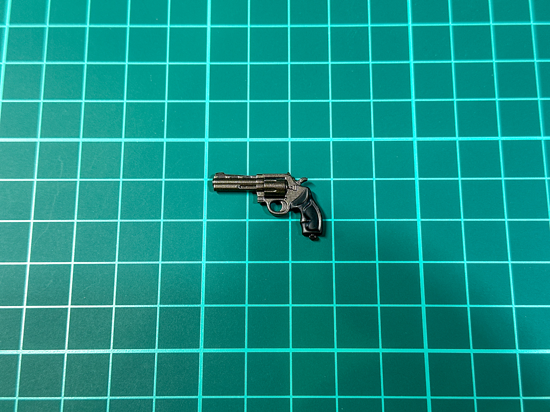 リボルバーカノンのグリップはシンプルなブラックとしました。