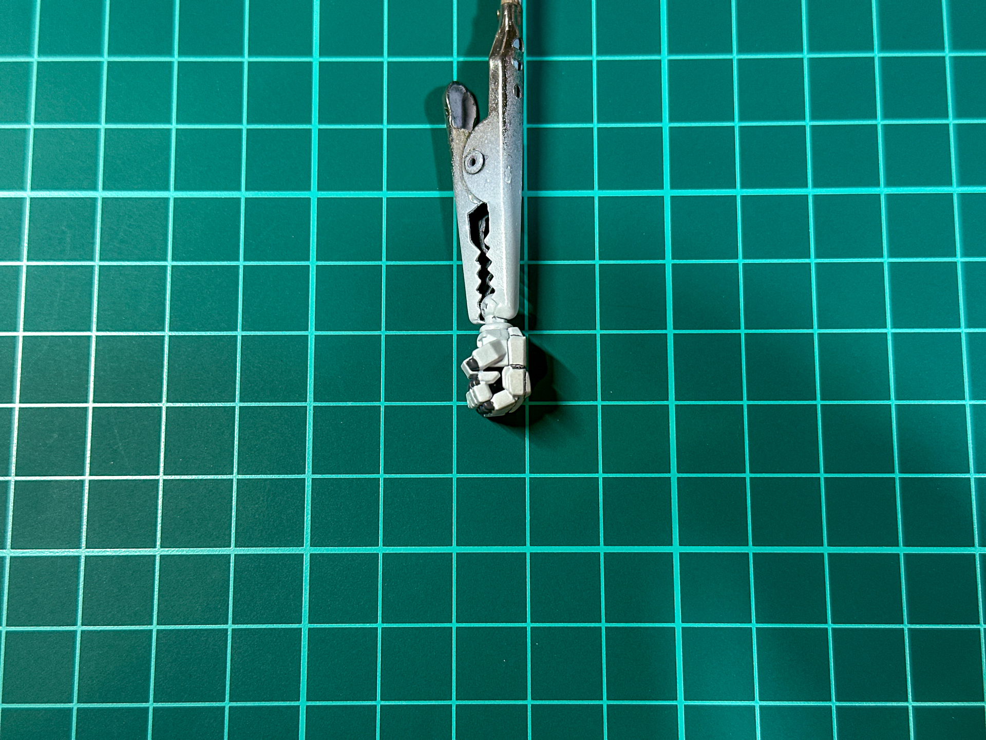 握り手は一部を黒く塗装することでリアルに仕上がります。