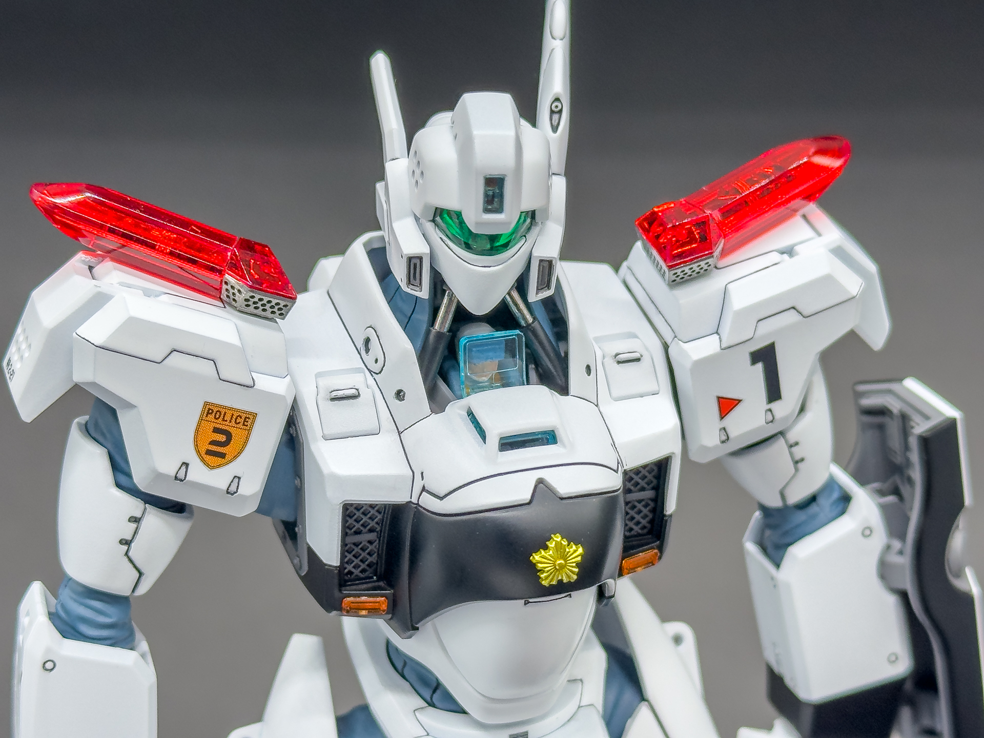 操縦席は上部にスライドさせることでハッチ閉鎖後もパイロットフィギュアを確認できます。