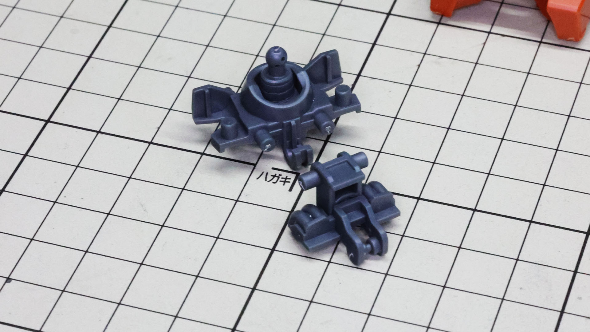 まずは胴体から。組み合わせて回転させるという凝った作りのメカフレームを組みます