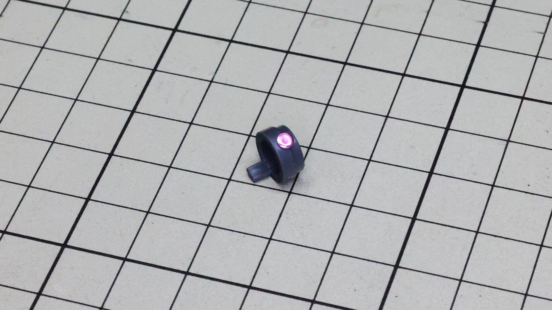 頭部を組んでいきます。モノアイはシールで再現されます