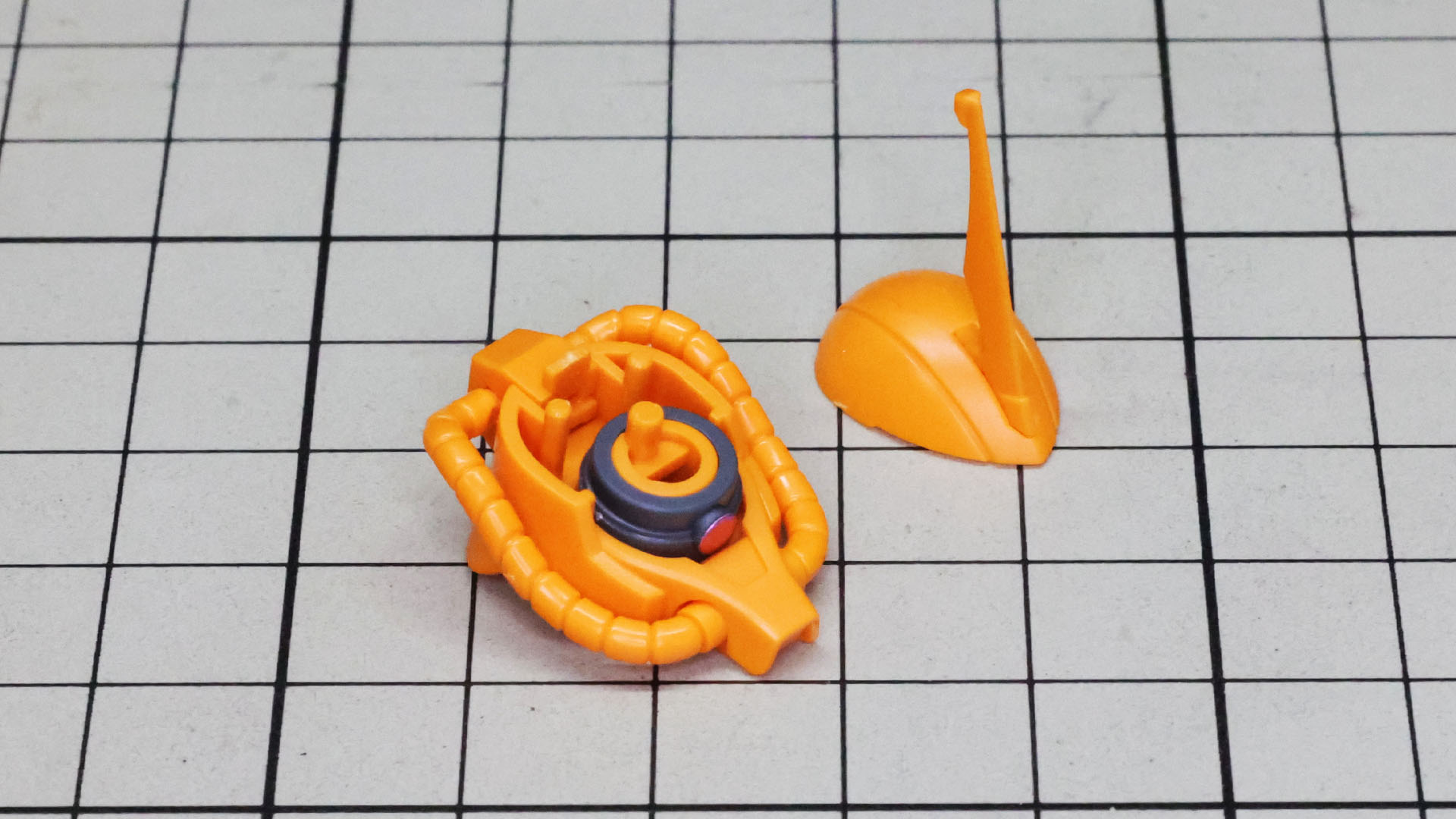 大きなブレードアンテナのヘルメットを取り付けて頭部完成です