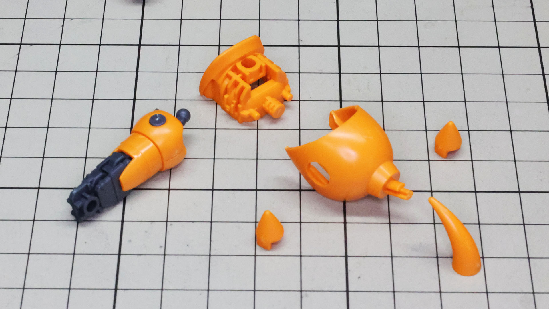 肩アーマーのパーツ構成。トゲなどが別パーツ化されていてシャープな仕上がりになります