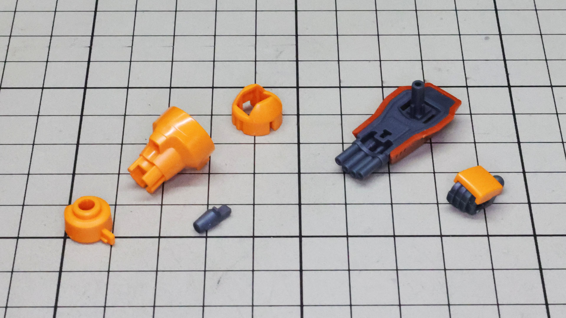 前腕部もシンプルなパーツ構成です。ドラウプニル4連装ビームガンは小型シールドの裏に取り付けます