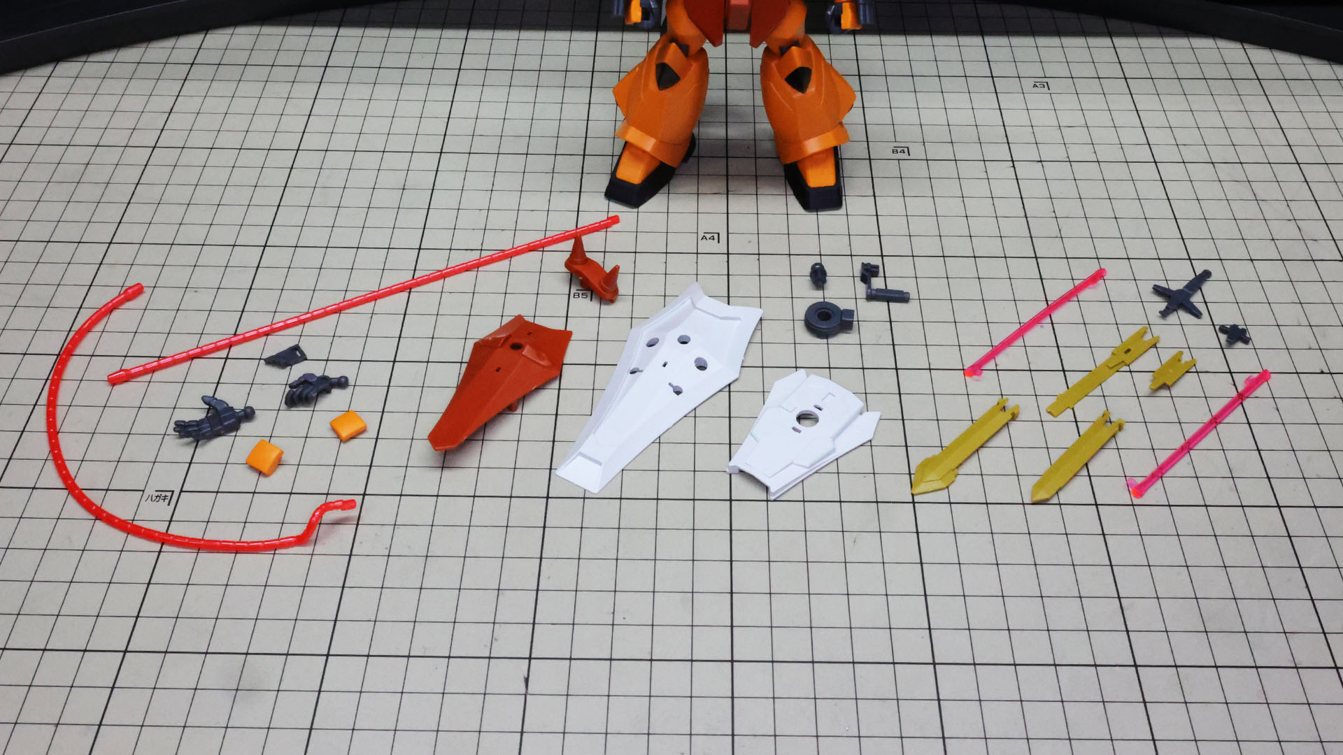 武装を組んでいきます。左からスレイヤーウィップ2種とハンド、シールド、ビームソードのパーツ群です
