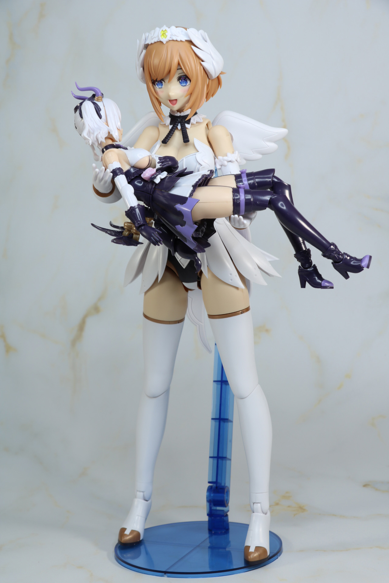 「ソフィエラ」を軽々とお姫様抱っこ