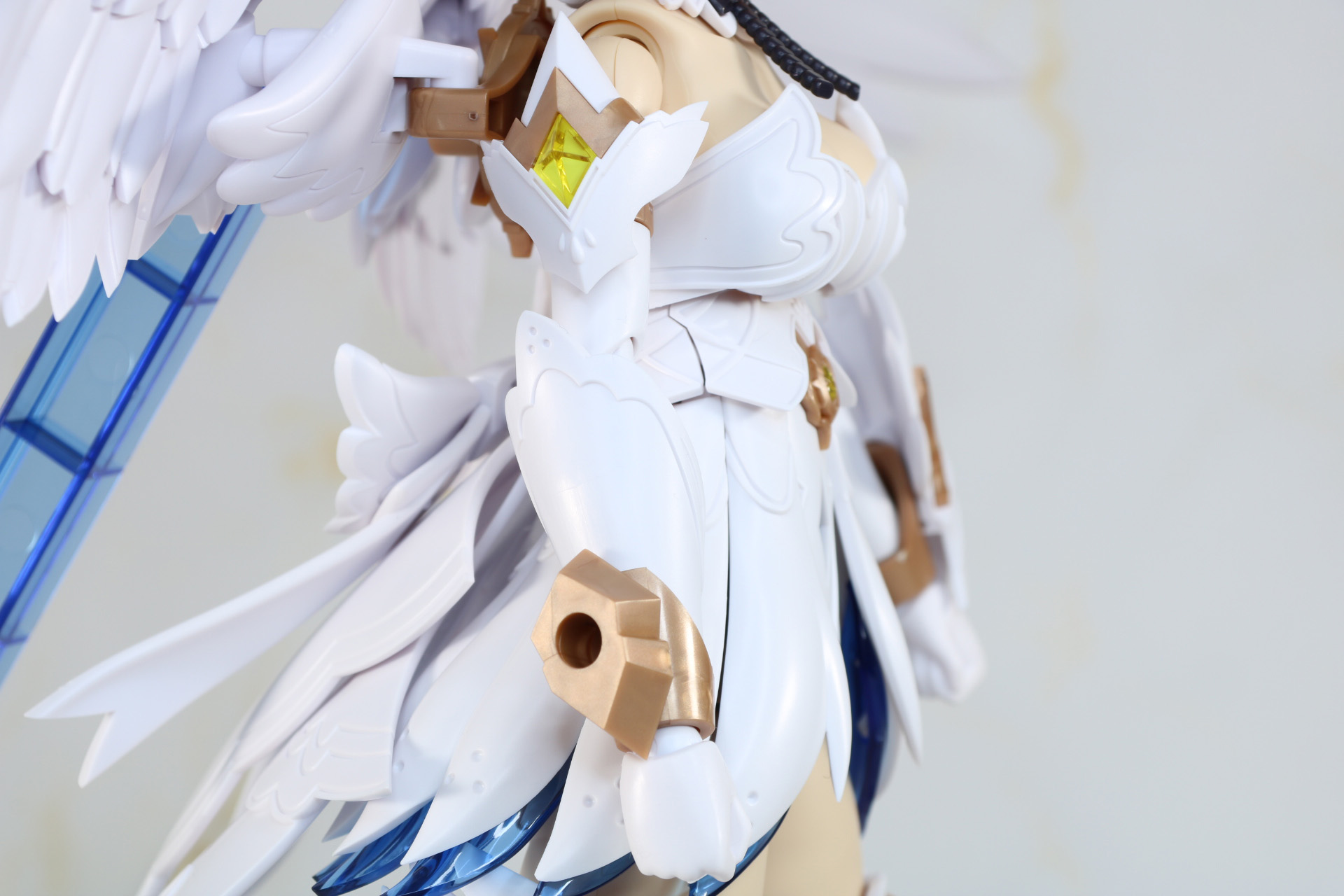右腕は肩にアーマーが追加