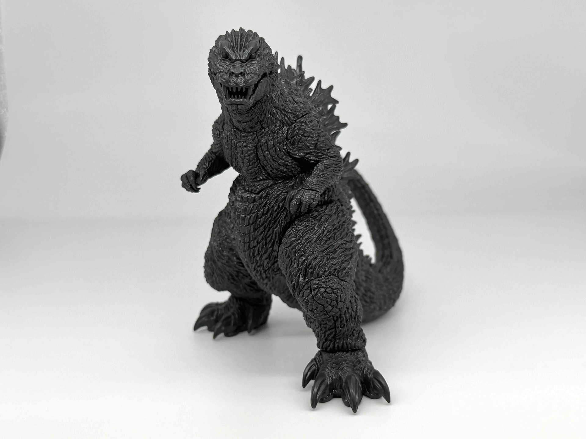 破壊神としてのゴジラが完成しました。こちらは練り消しゴムで各部パーツが浮いています。実際の合わせ目はさらに目立たなくなります