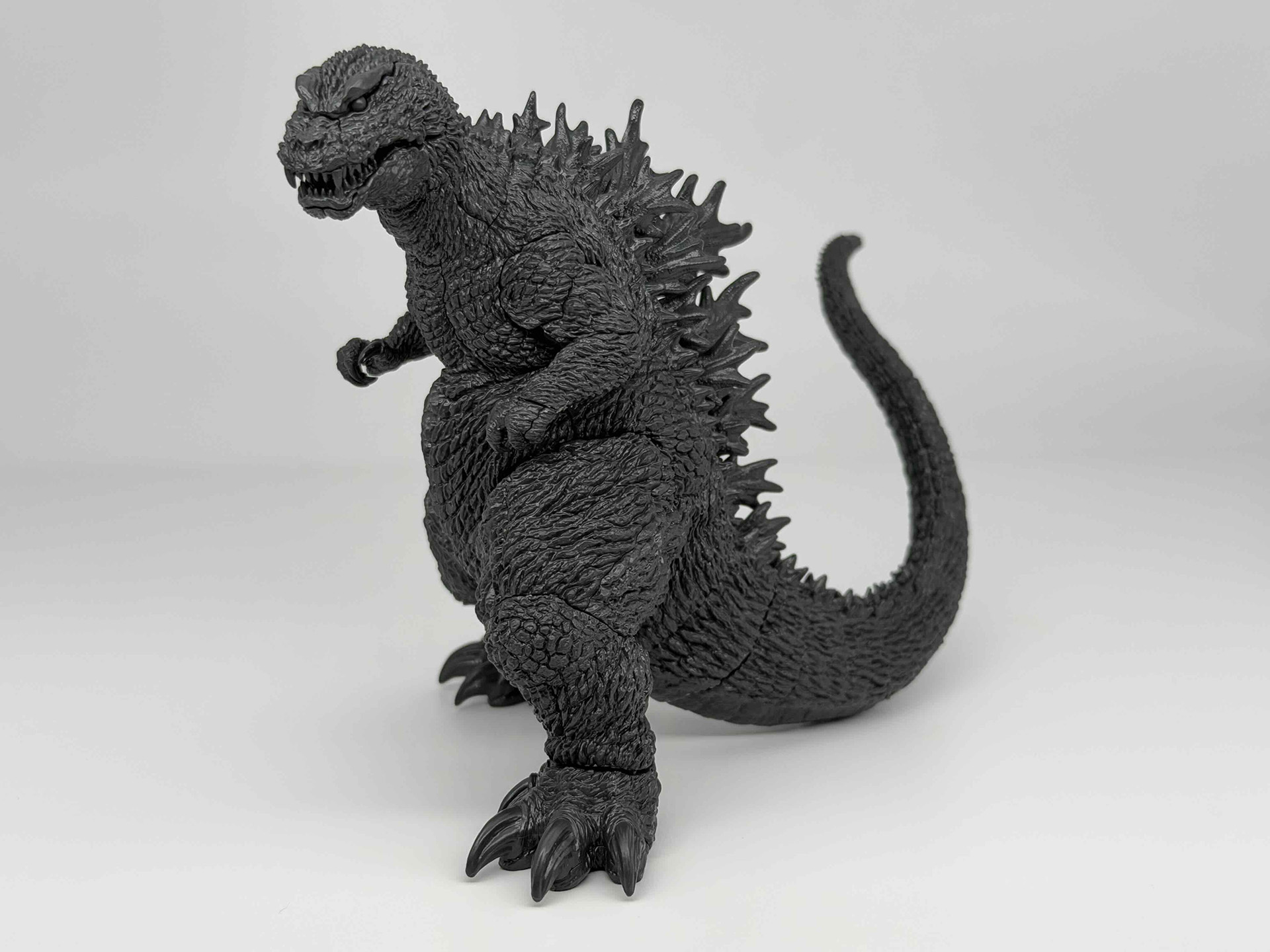 破壊神としてのゴジラが完成しました。こちらは練り消しゴムで各部パーツが浮いています。実際の合わせ目はさらに目立たなくなります