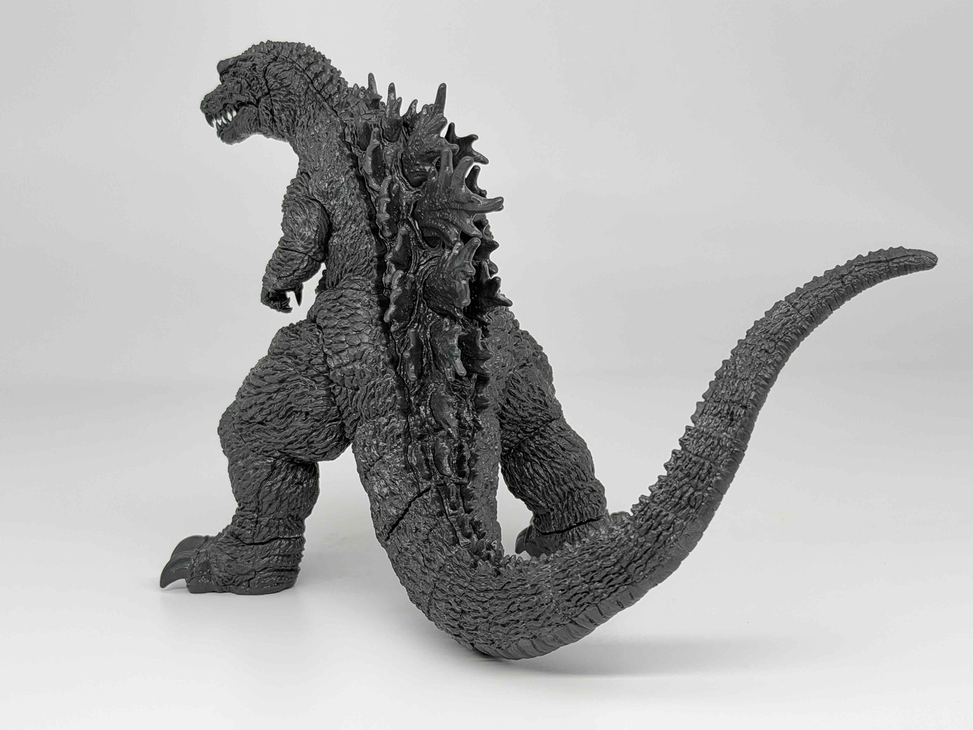ゴジラの後ろ姿。特徴的な背びれが左右に傾いているような変則的な配列になっていますが、嵌合がしっかりしており、接着しなくてもピッタリはまります