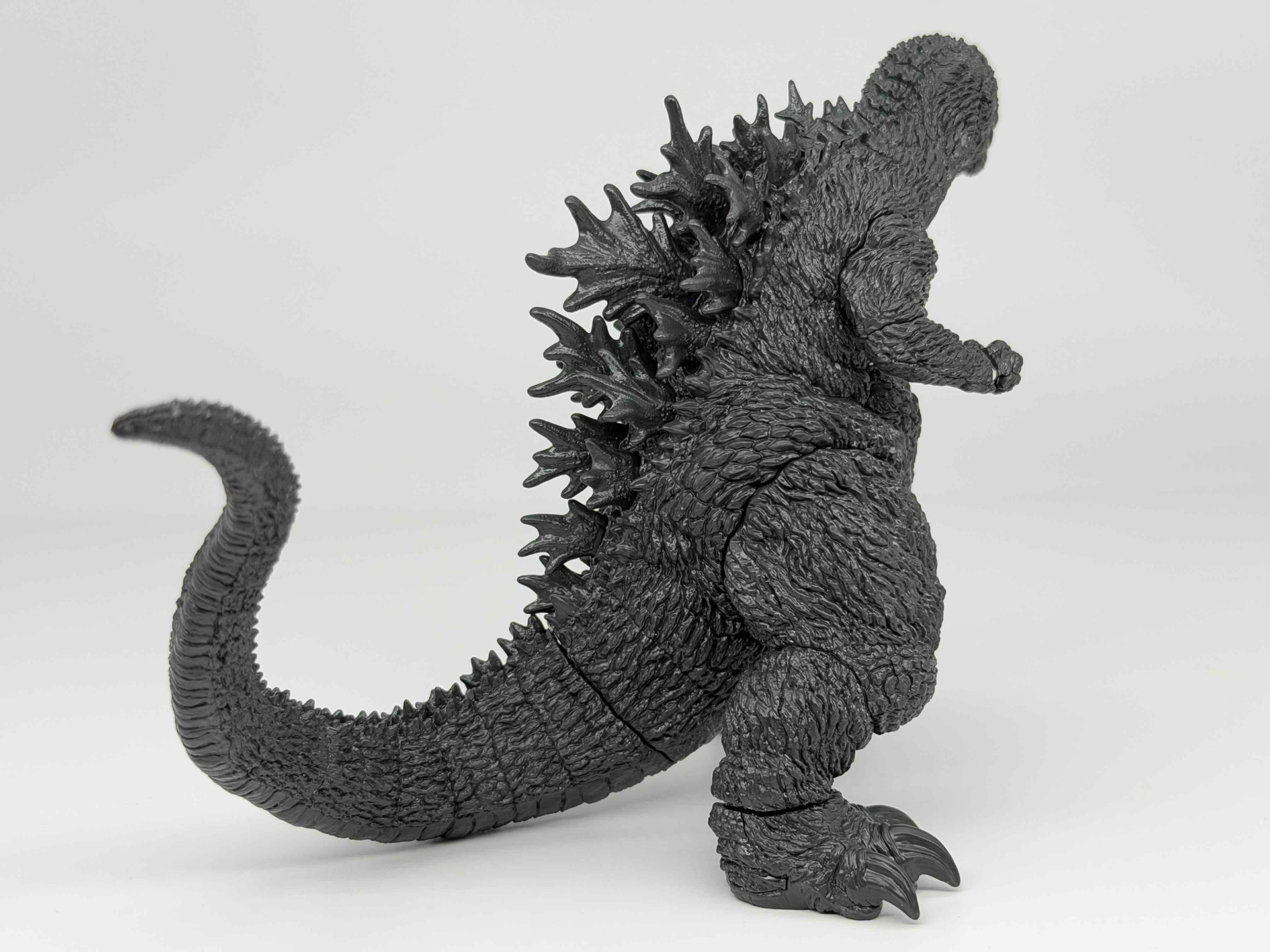 ゴジラの後ろ姿。特徴的な背びれが左右に傾いているような変則的な配列になっていますが、嵌合がしっかりしており、接着しなくてもピッタリはまります