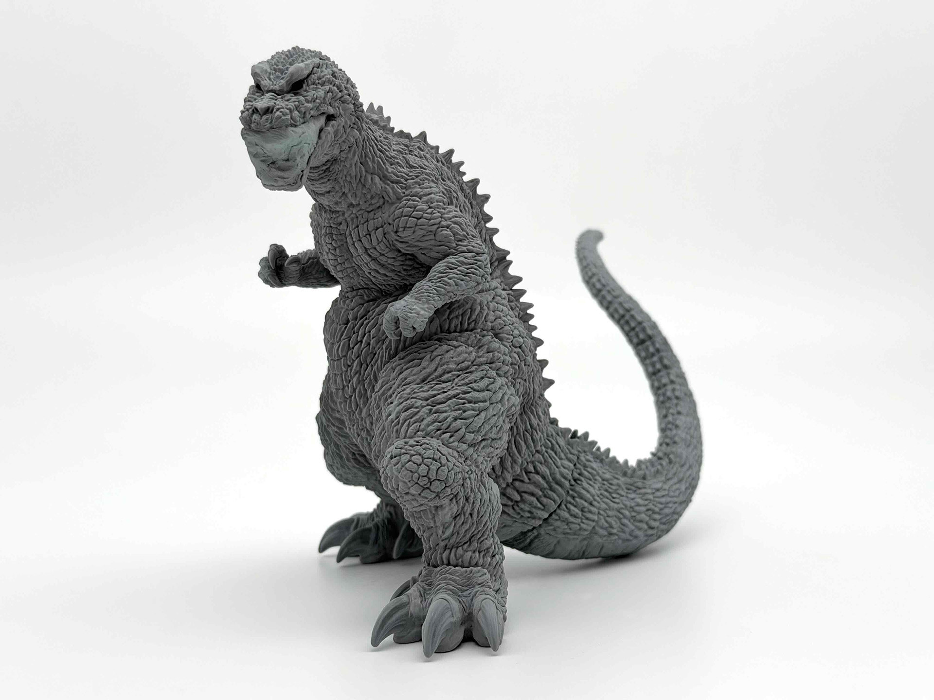 サフを吹いたゴジラはメイキングで見た塗装前の姿に近い状態になっています。まるで自分がゴジラの着ぐるみを作っているような興奮をおぼえました