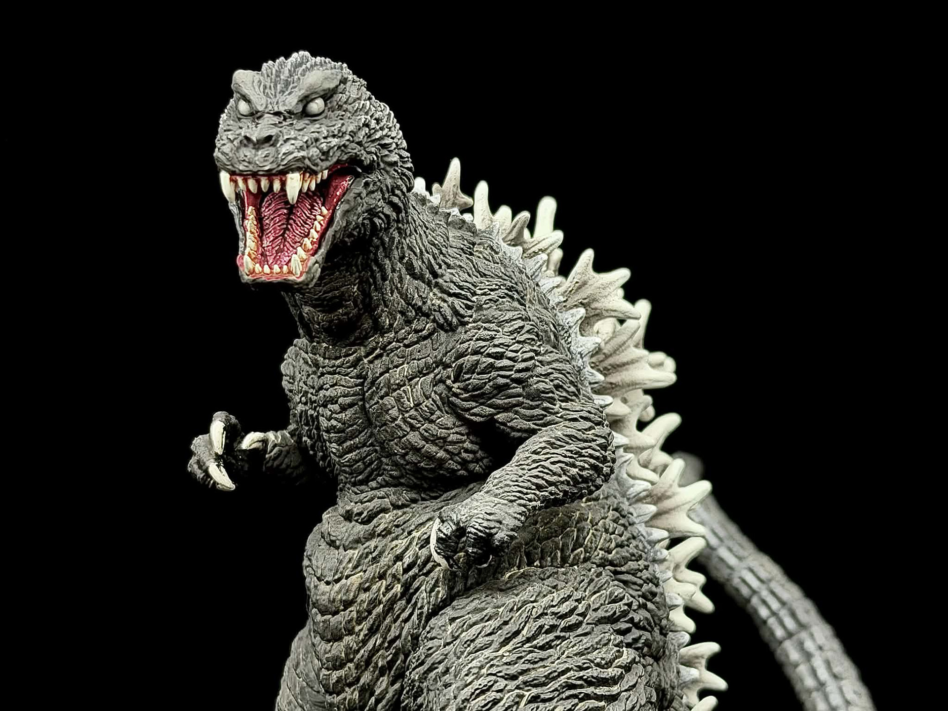 今作のゴジラは黒目のない白目が大きな特徴です。塗装にもこだわり仕上げました
