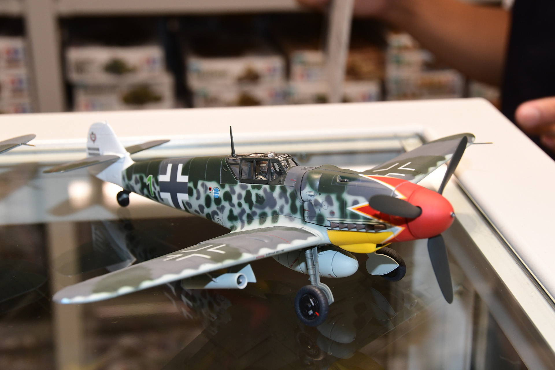 第二次大戦でドイツ軍の主力戦闘機として活躍した「メッサーシュミット Bf109」その中でも多く生産された「G-6」の後期生産型がモチーフだ
