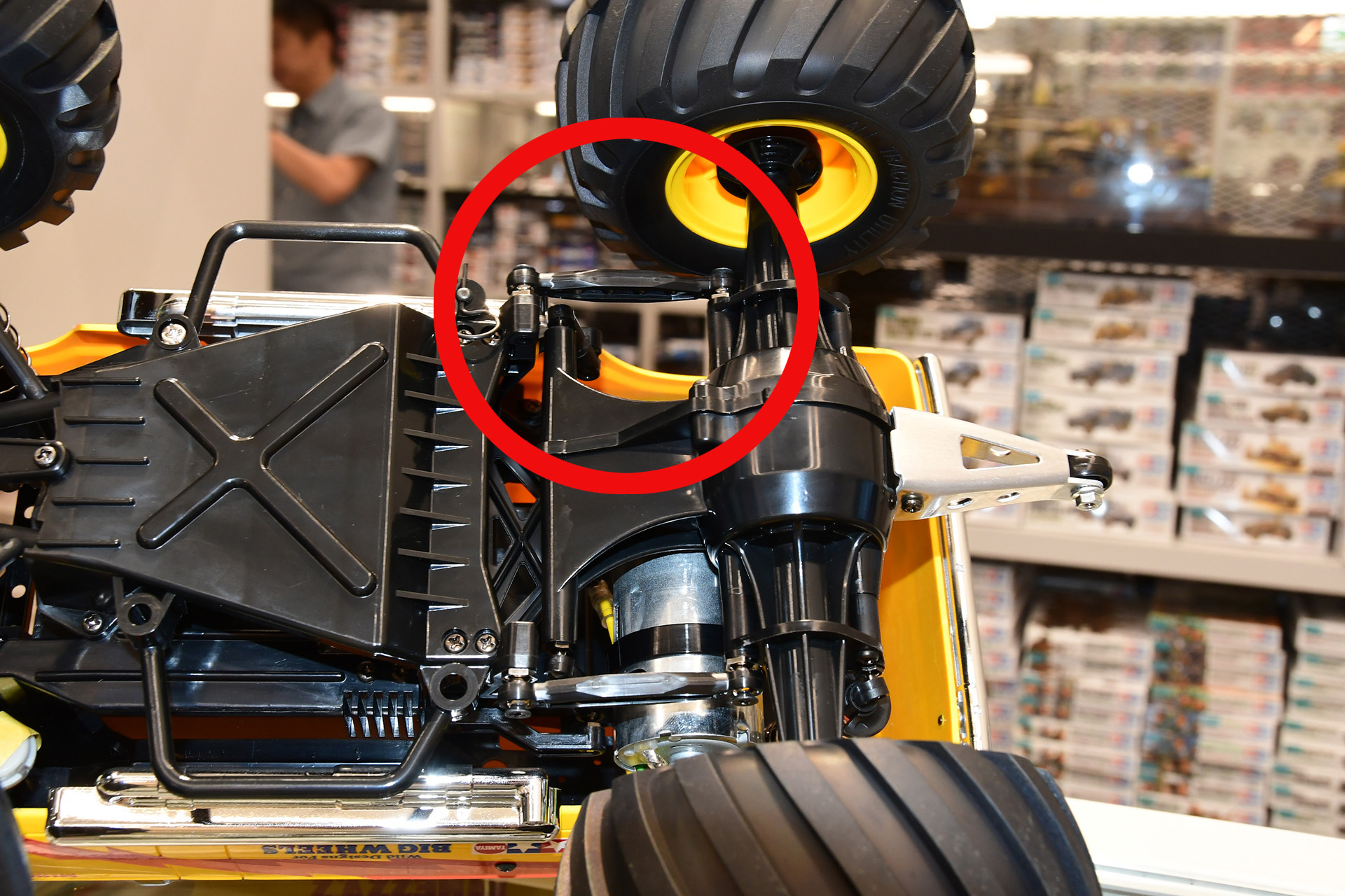 赤い丸のアームは「1/12RC ランチボックスEVO.」で追加された要素。しっかりと車軸の可動を支える