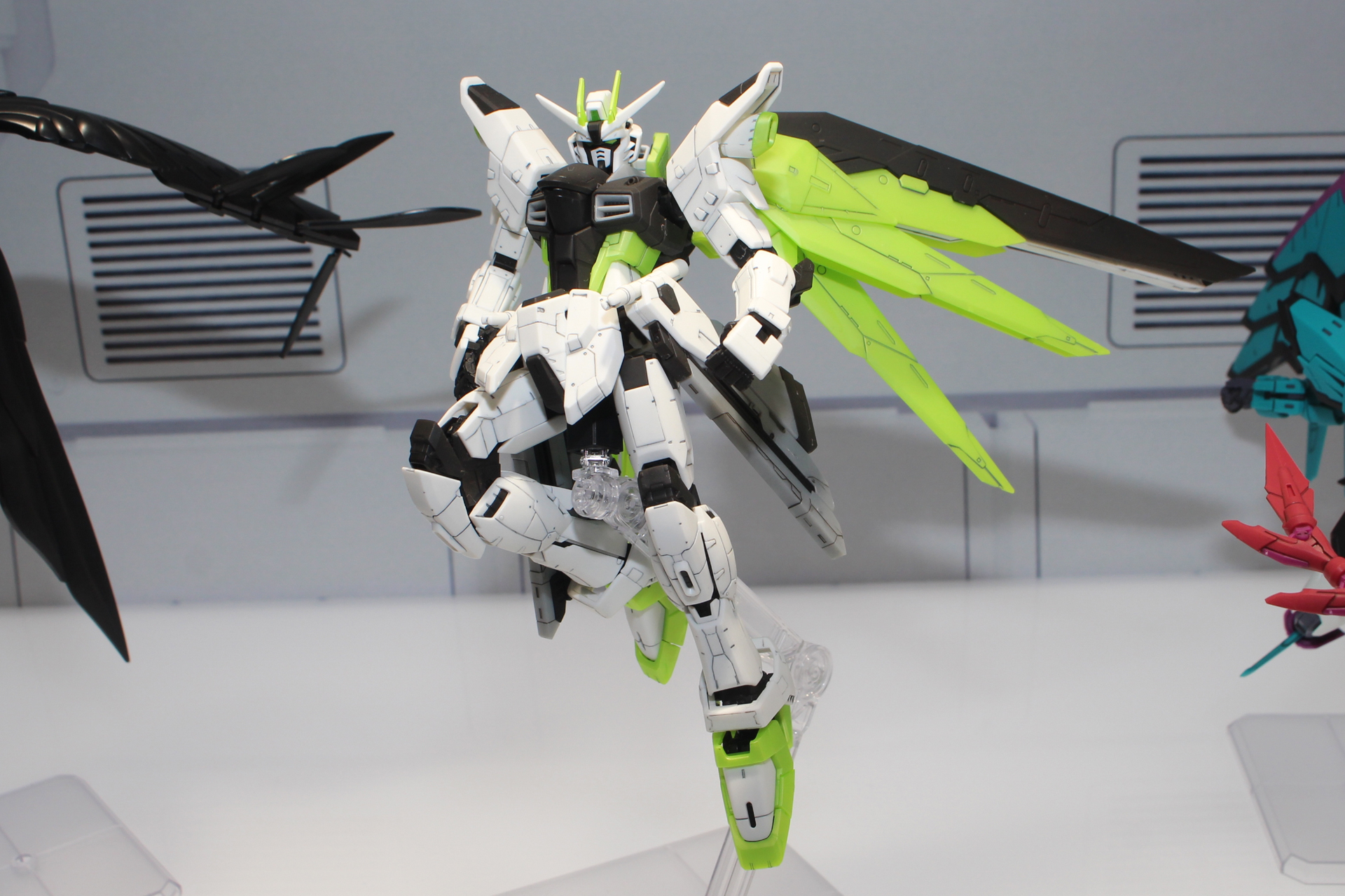 「RG 1/144 フリーダムガンダム -APEX LEGENDS(TM) クリプト Ver.-」。7月25日発売。価格は4,400円。ガンダムベース販売商品