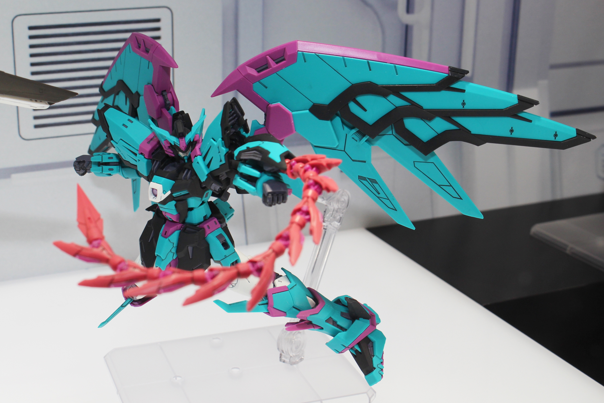 「RG 1/144 ガンダムエピオン -APEX LEGENDS(TM) オルター Ver.」。7月25日発売。価格は5,500円。ガンダムベース販売商品