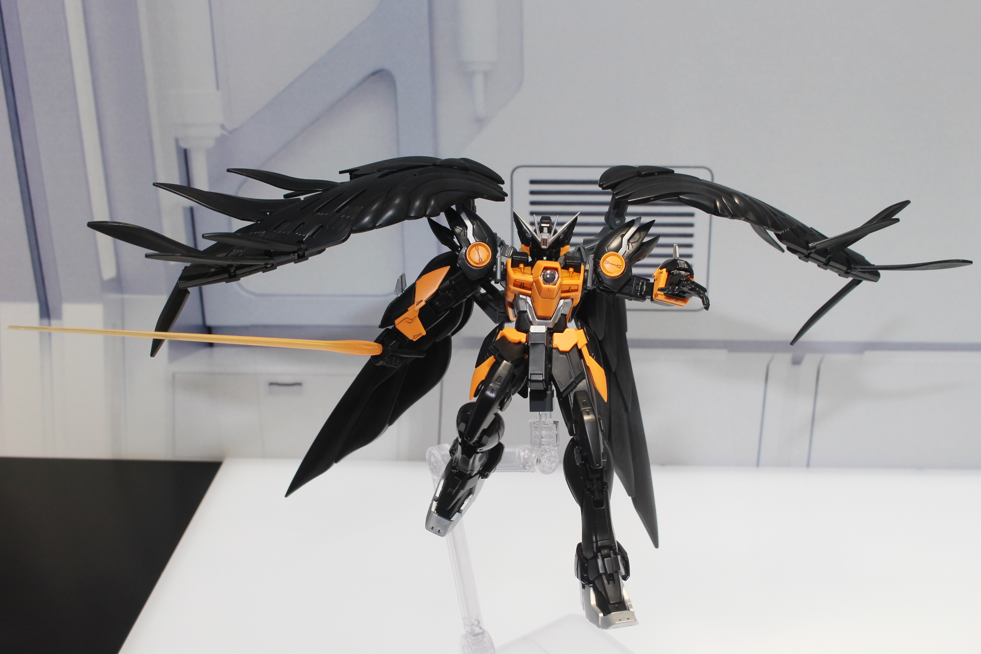 「RG 1/144 ウイングガンダムゼロ EW -APEX LEGENDS(TM) ヴァルキリー Ver.-」。7月25日発売。価格は4,400円。ガンダムベース販売商品