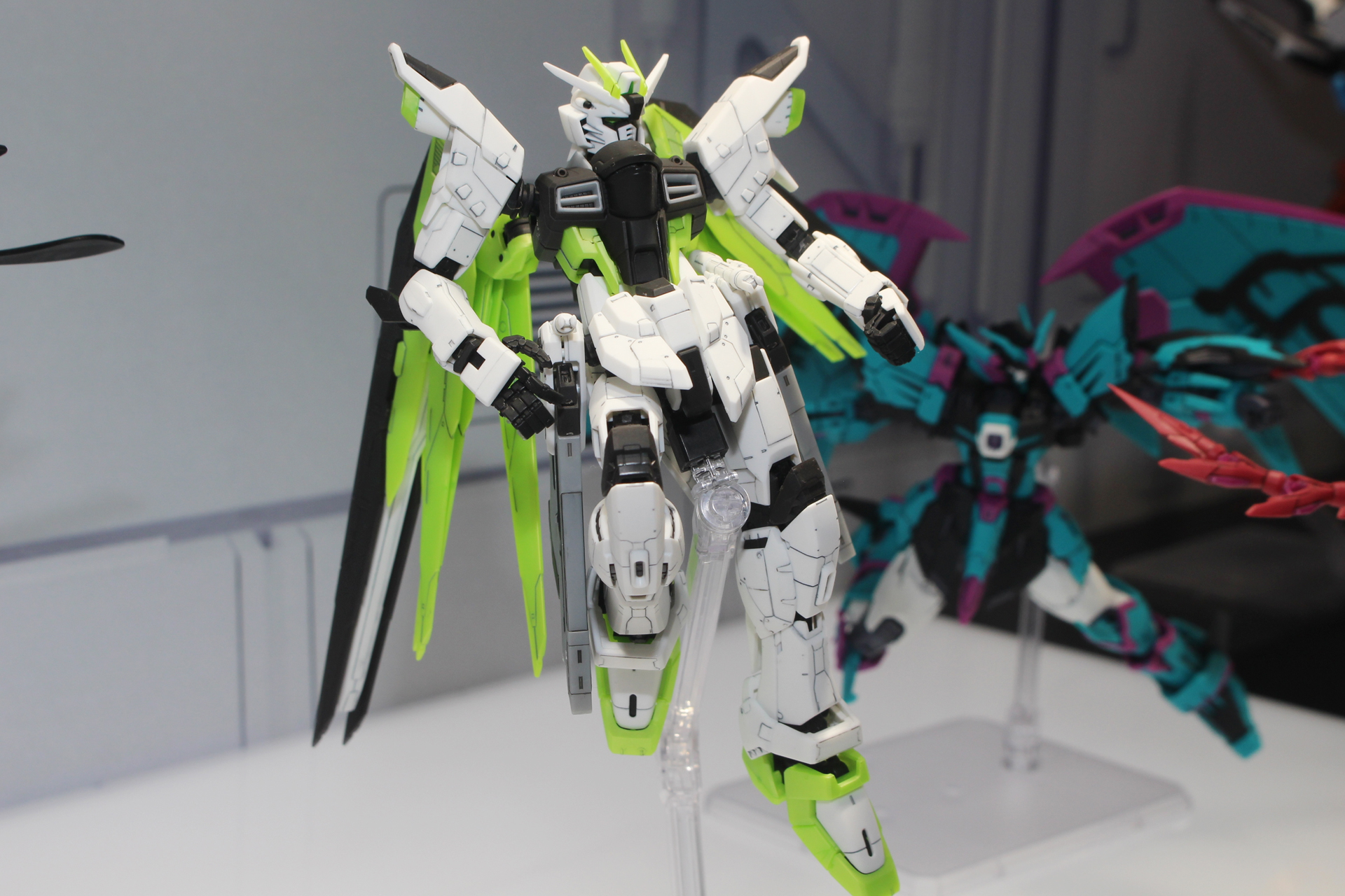 クリプトをイメージしたフリーダムガンダム。彼のジャケットのカラーであるホワイトに蛍光イエローが映える