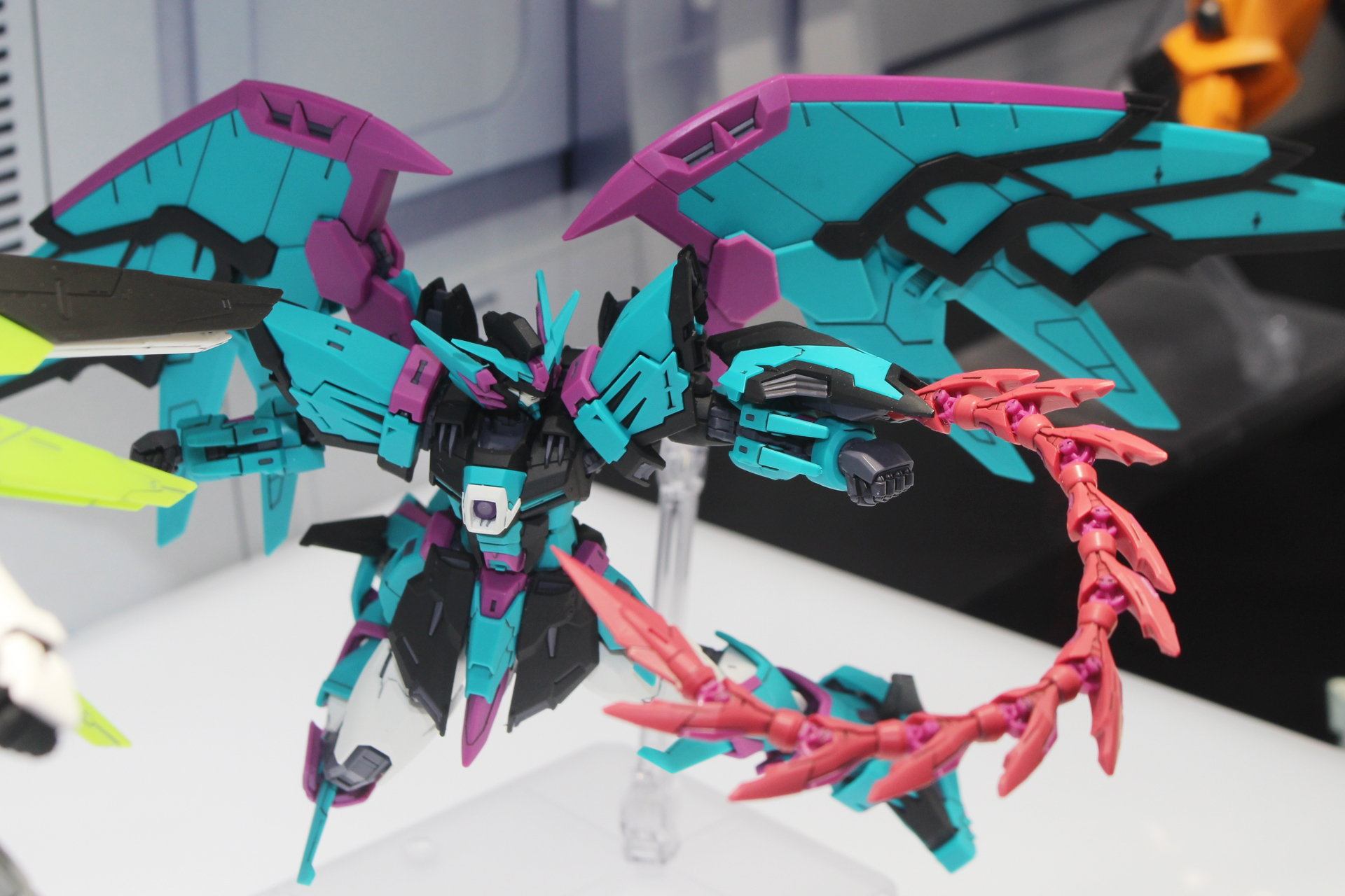 オルターのガンダムエピオンはブルーグリーンと濃いピンクの毒々しいカラーとともに、尻尾をヒートロッドイメージ