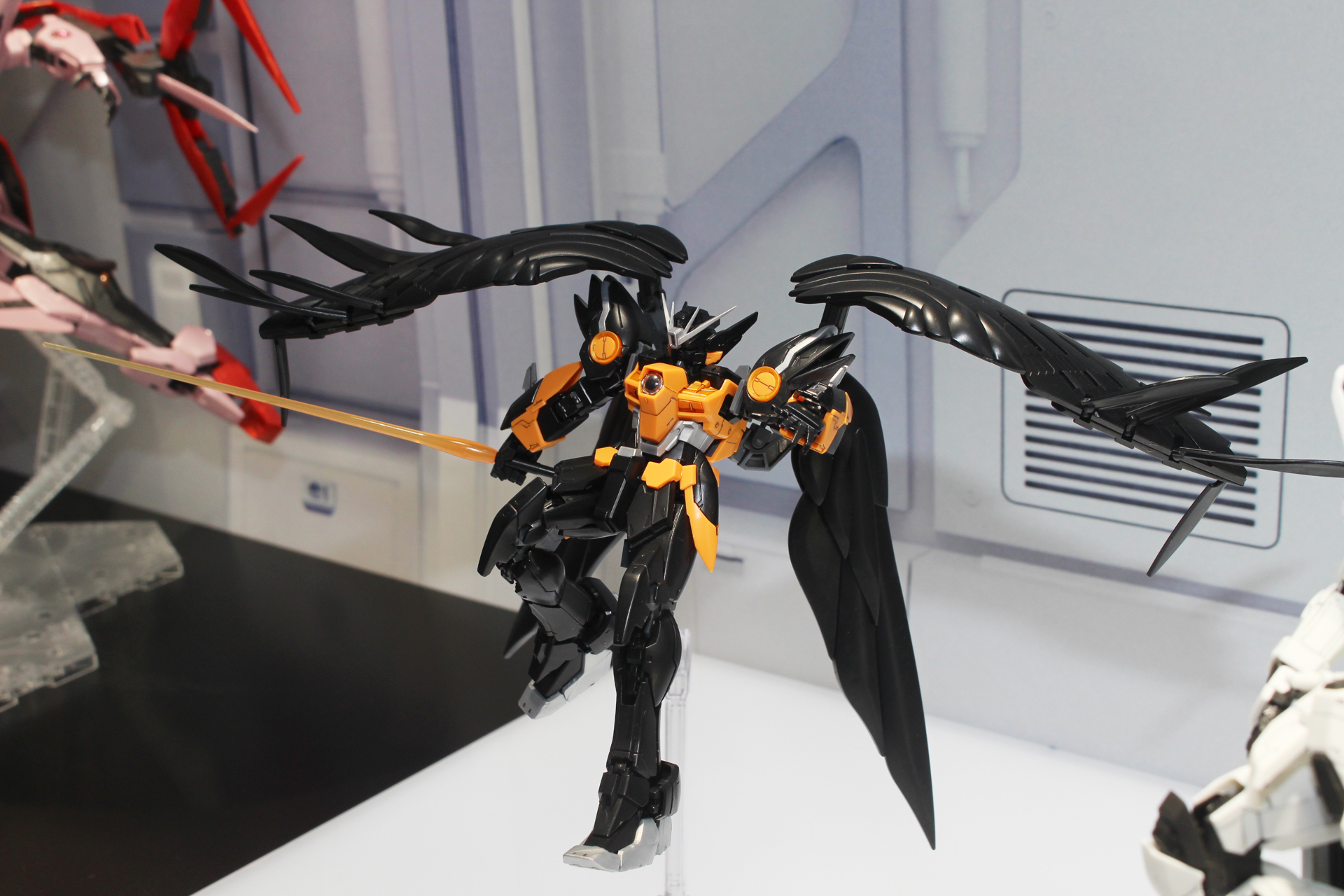 ヴァルキリーのウイングガンダムゼロEWはコスチュームのオレンジと装備のブラックを配色。RGシリーズだけに、各所のディテールも凝っている