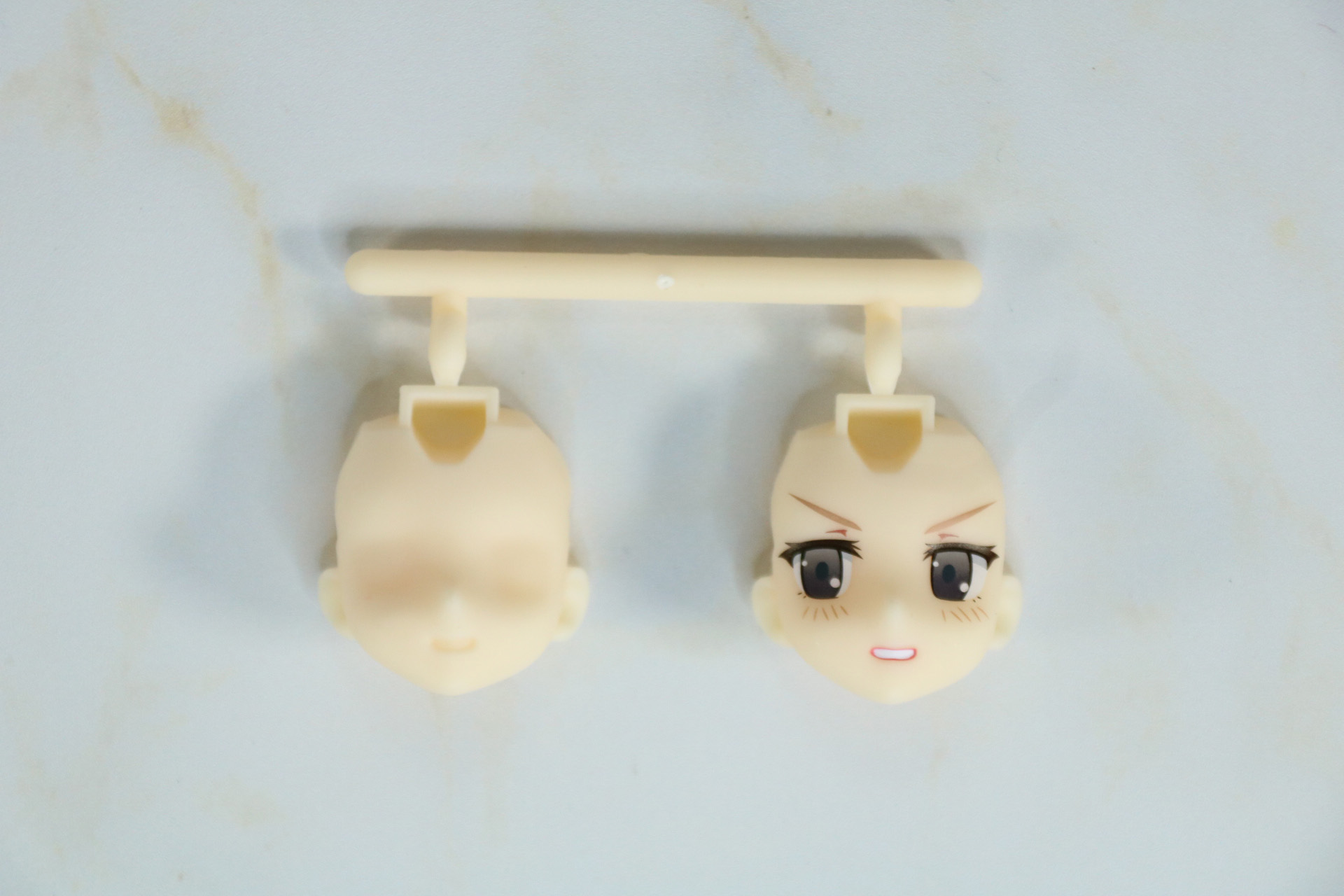印刷なしフェイスパーツ（左）、印刷済みフェイスパーツ（右）