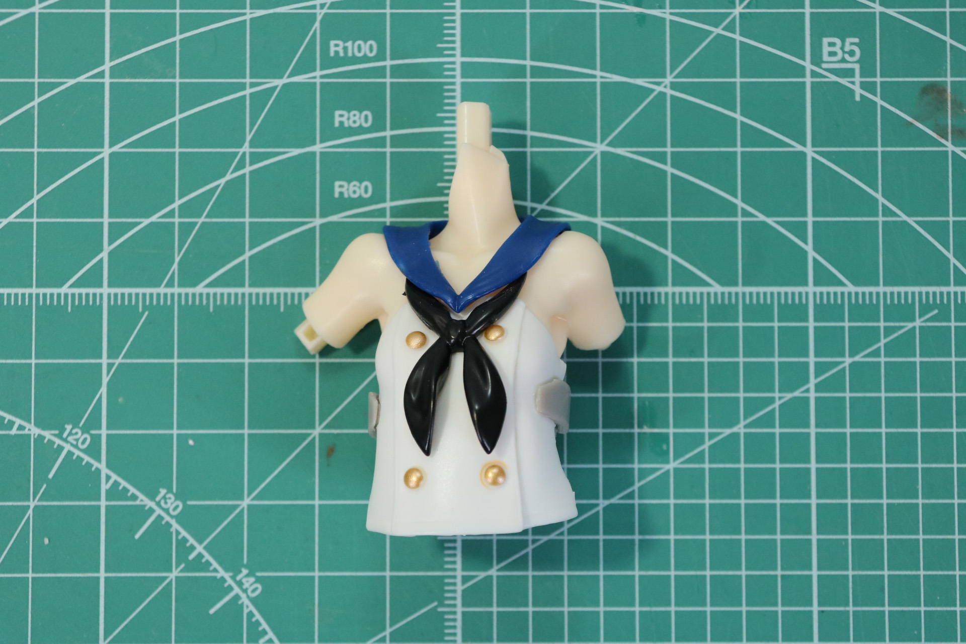肌色部分は合わせ目が出るので、ここも合わせ目消しをする