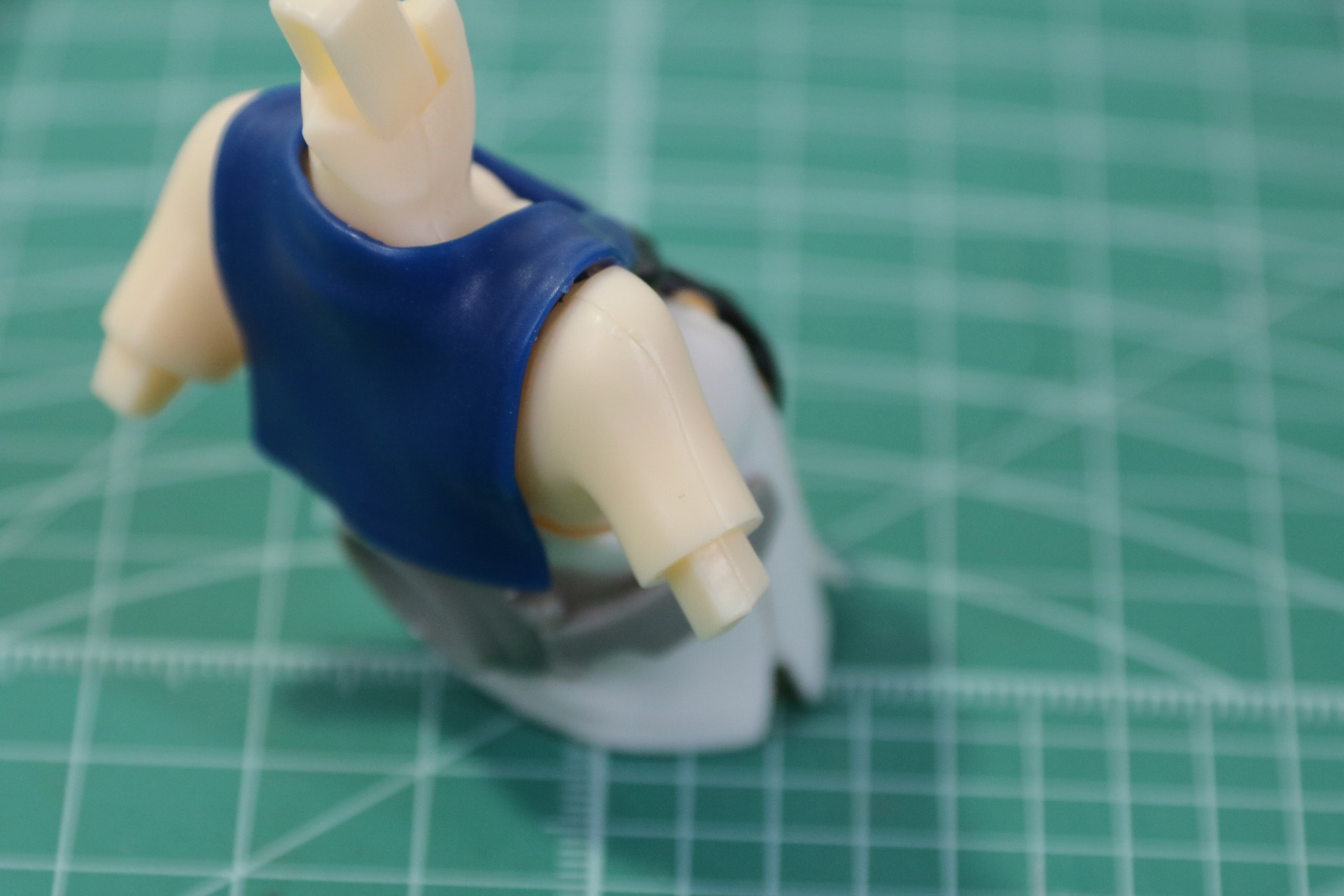 肌色部分は合わせ目が出るので、ここも合わせ目消しをする
