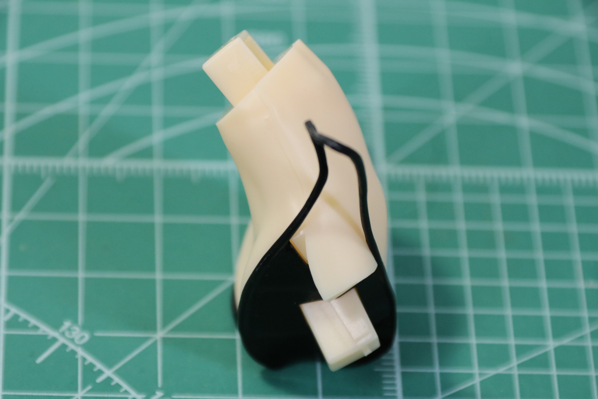 横腹に合わせ目があるので、こちらも合わせ目消しをするとよいだろう。