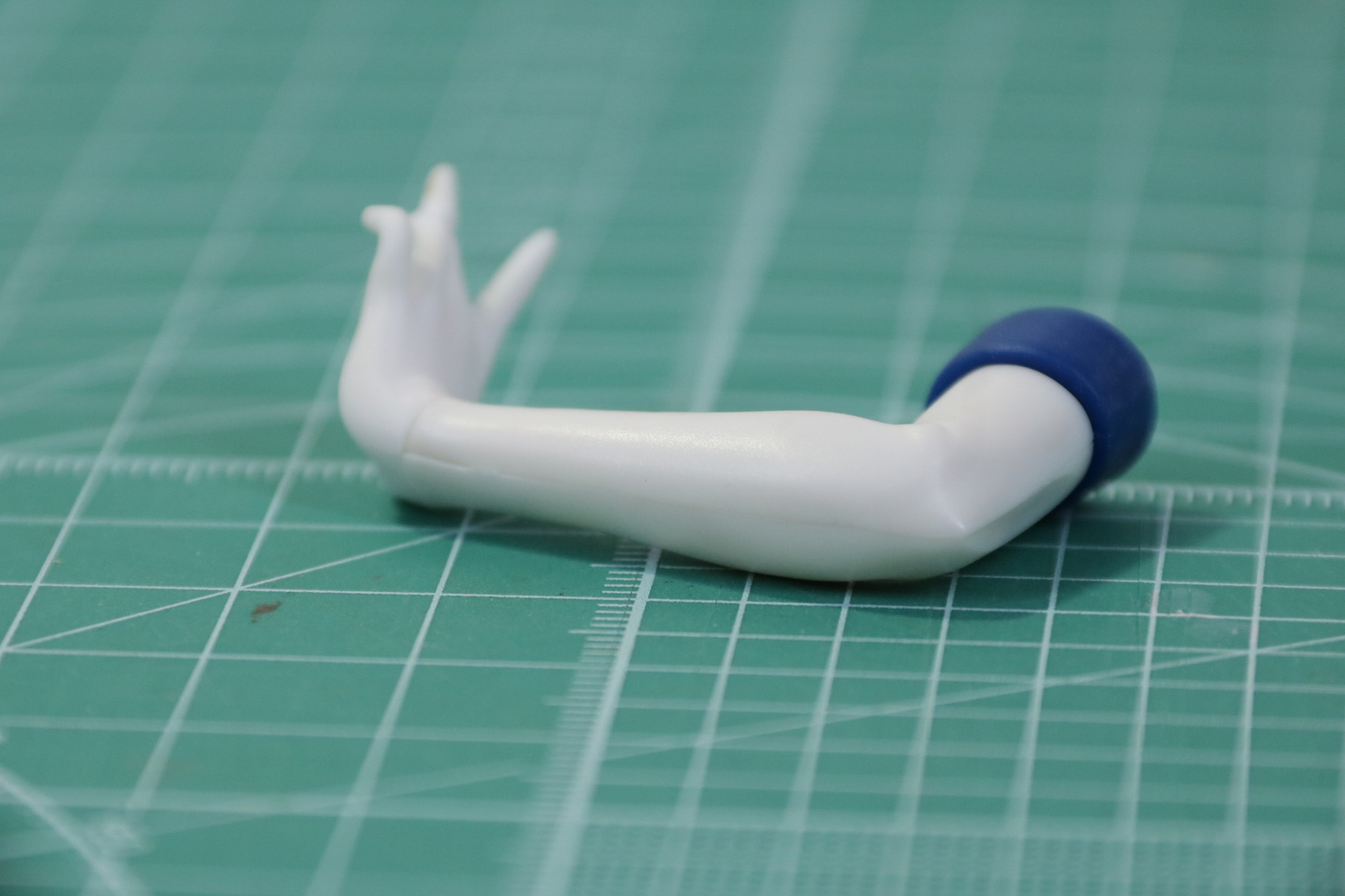 腕と手首周りは合わせ目が出るので、気になる場合は合わせ目消しをするとよいだろう。