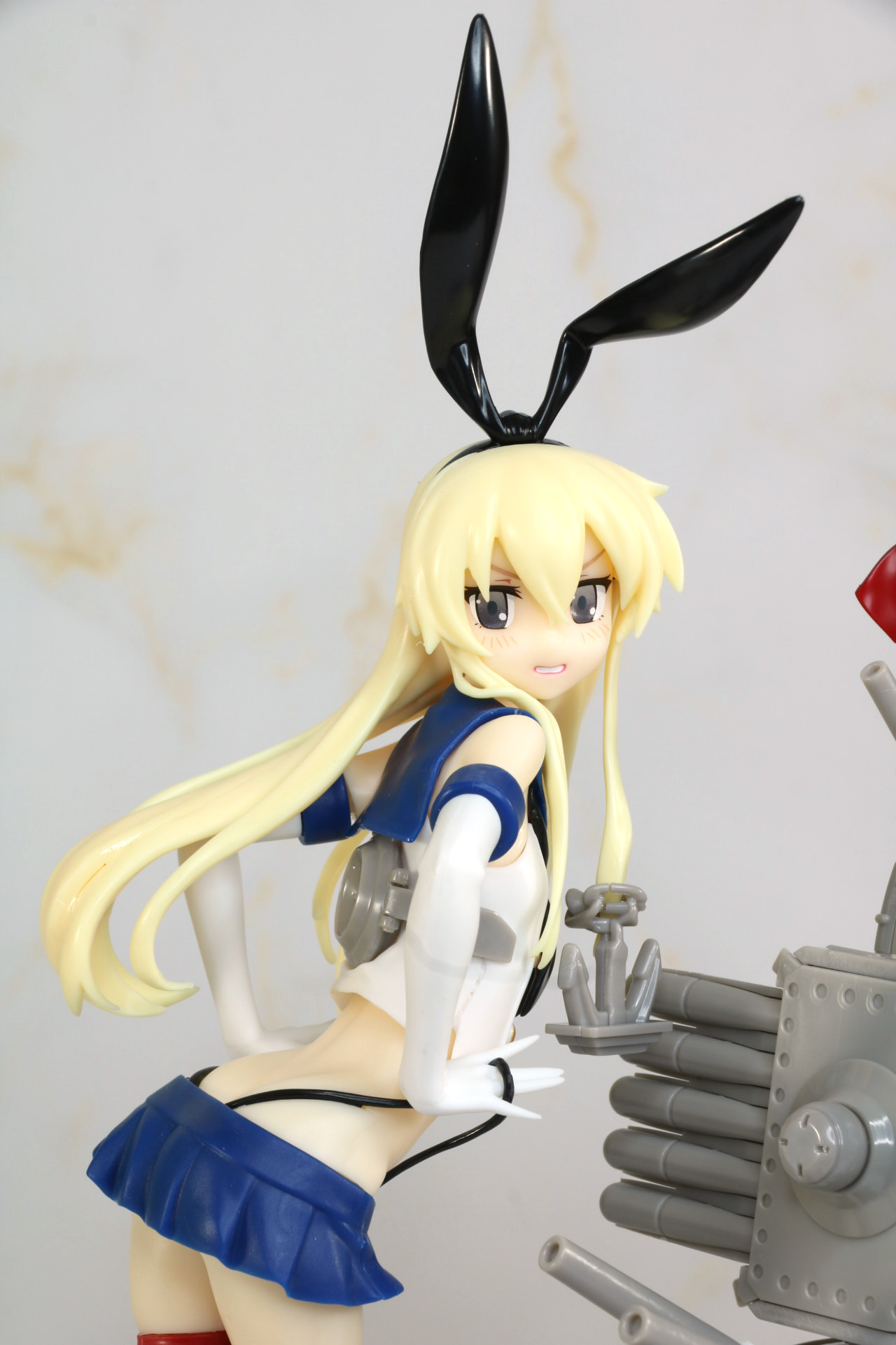 少しクロスした足先