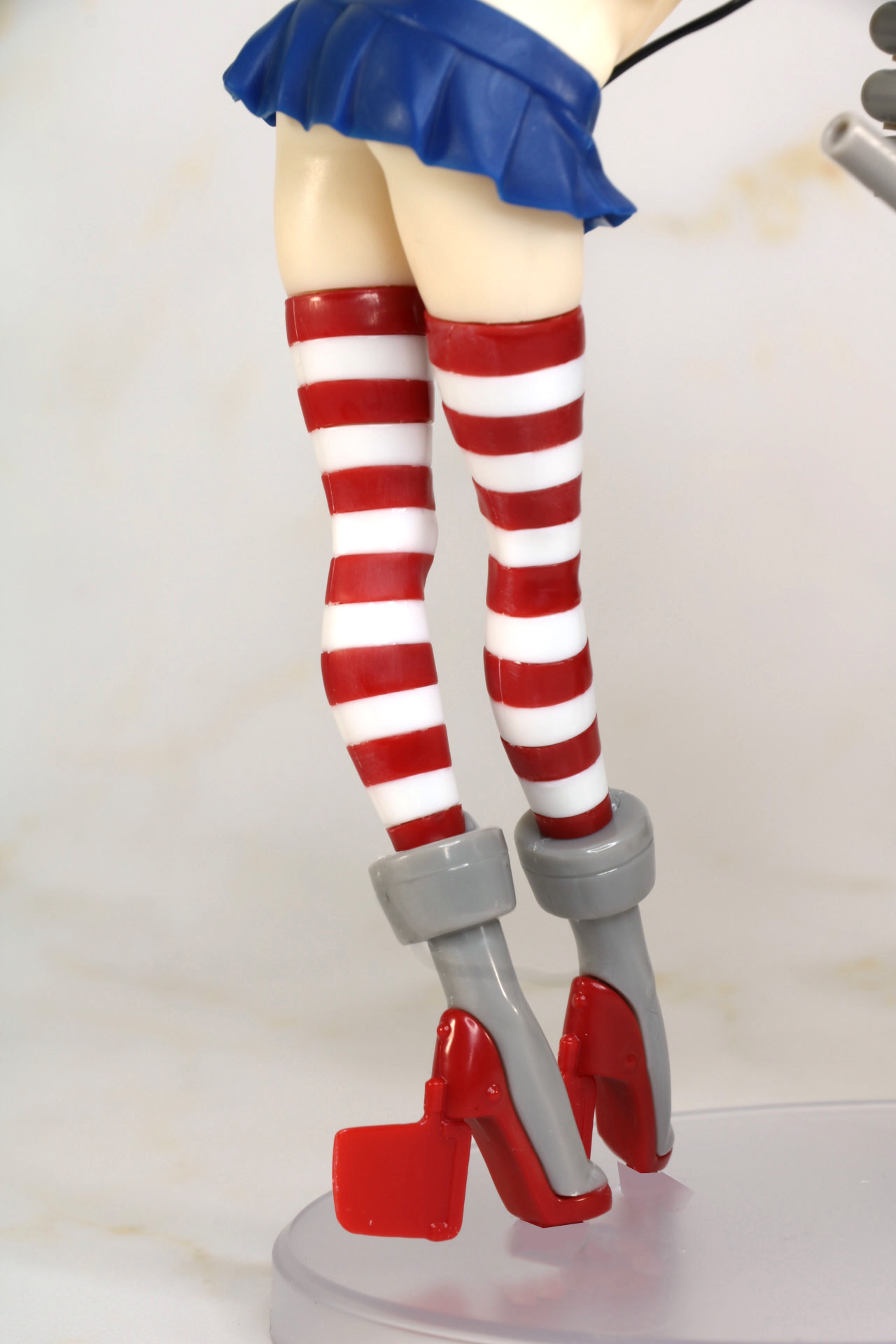 少しクロスした足先