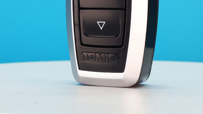 前面下部には“TOMICA”のロゴがモールドされています
