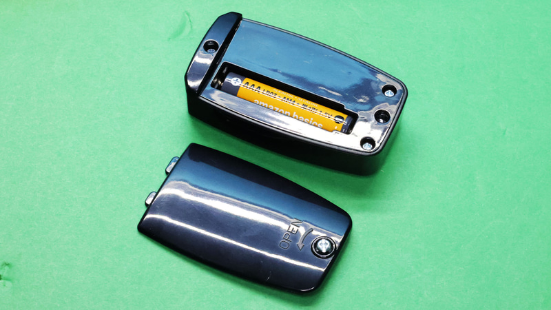 リモコンも同様にカバーを開けて電池を入れます