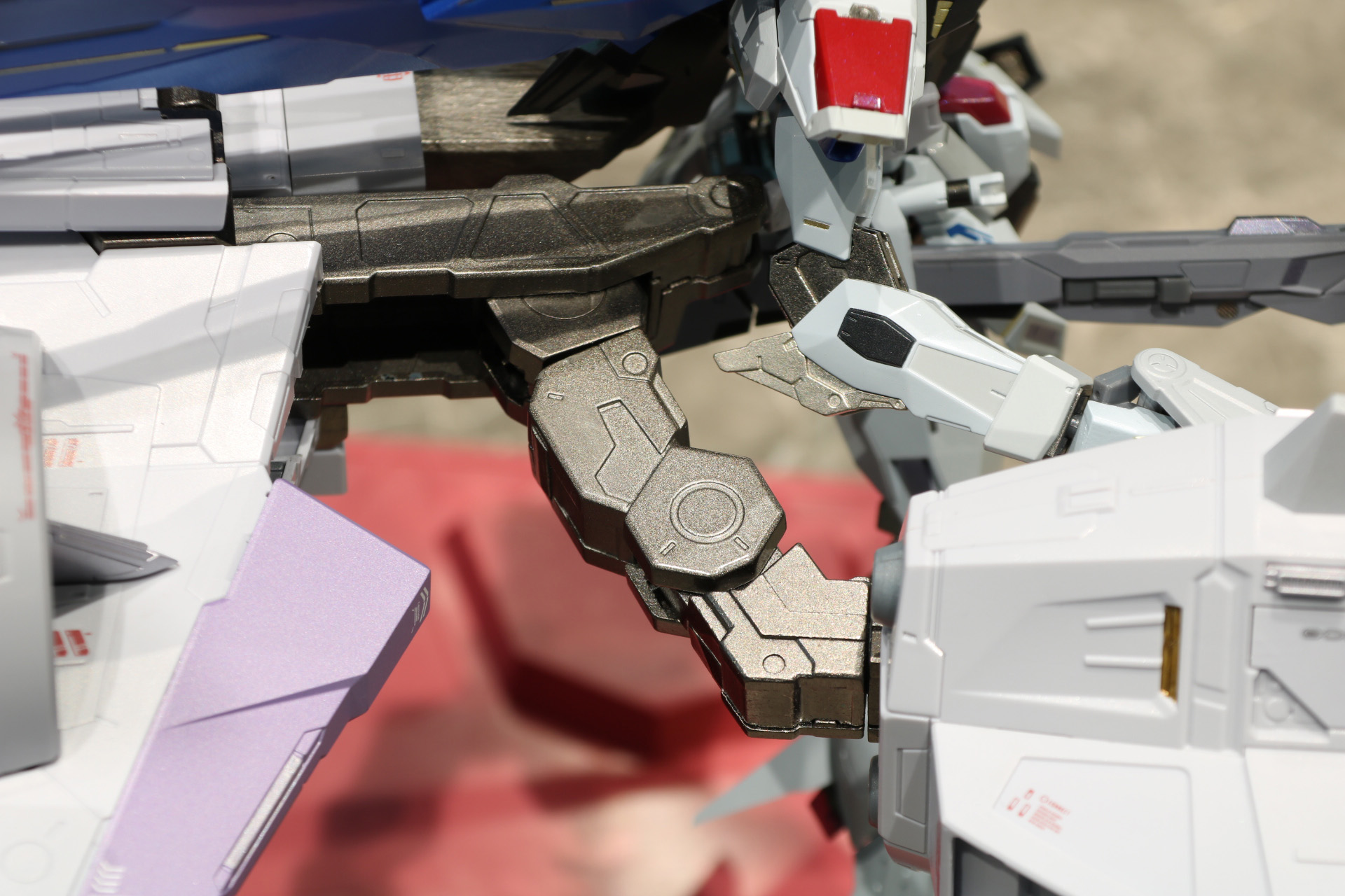アームユニットの連結アームはダイキャストを使用。多軸によってフレキシブルに可動