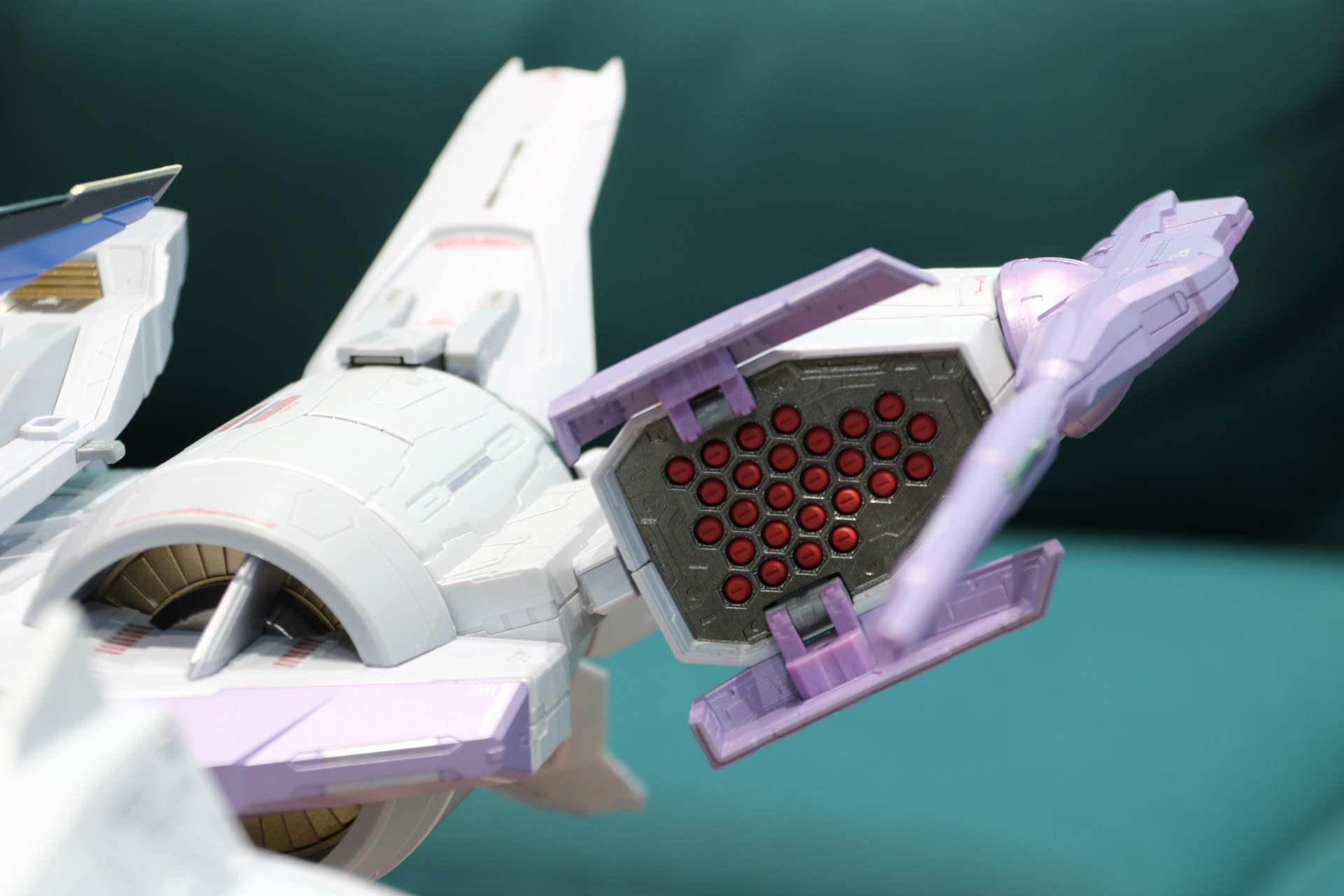 両舷のミサイル発射管
