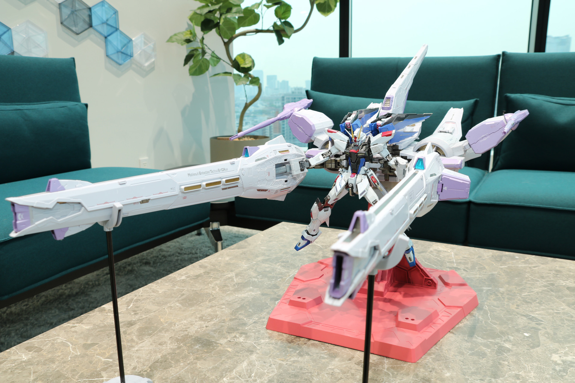 別売りの「METAL BUILD フリーダムガンダム」と合体した状態も再現可能