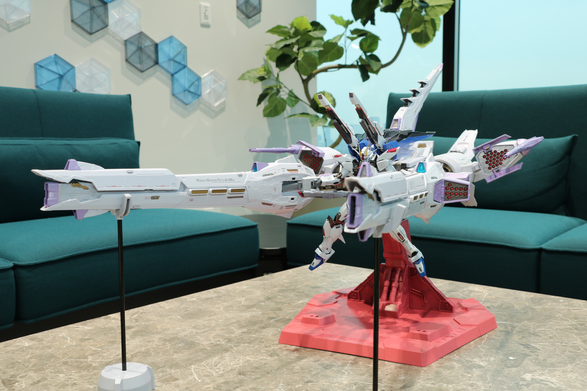 印象的なフリーダムガンダムのフルバーストモードも再現できる