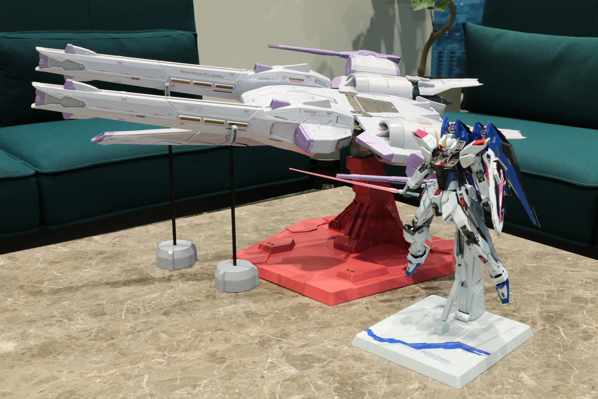 台座の角度を変えることでディスプレイのアレンジができる。