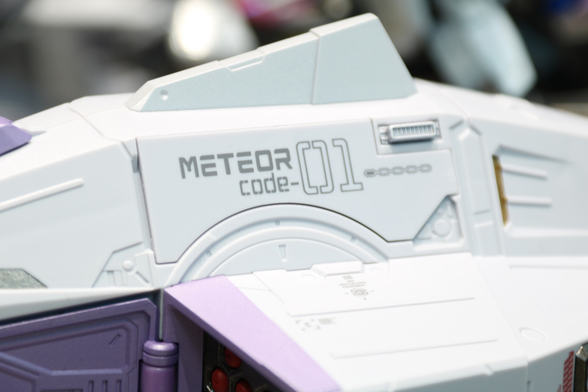 アームユニット部分の番号プレートを差し替えることで、どの機体が装備していたものかの劇中再現も楽しめる。
