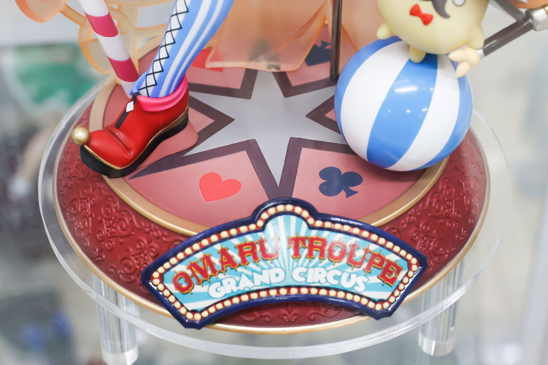 台座のデザインもサーカス団風だ