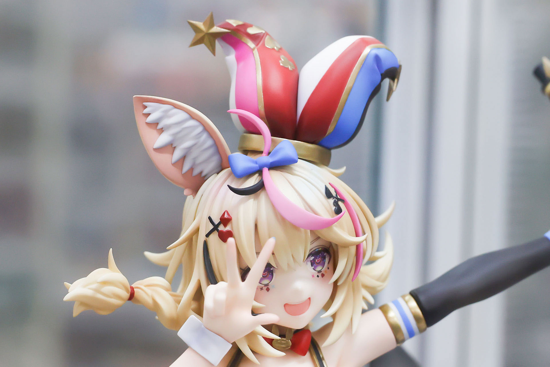 手のポーズもかわいい