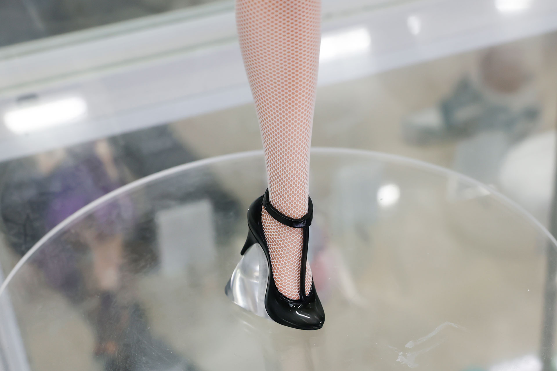 足元は黒いハイヒールを履いている