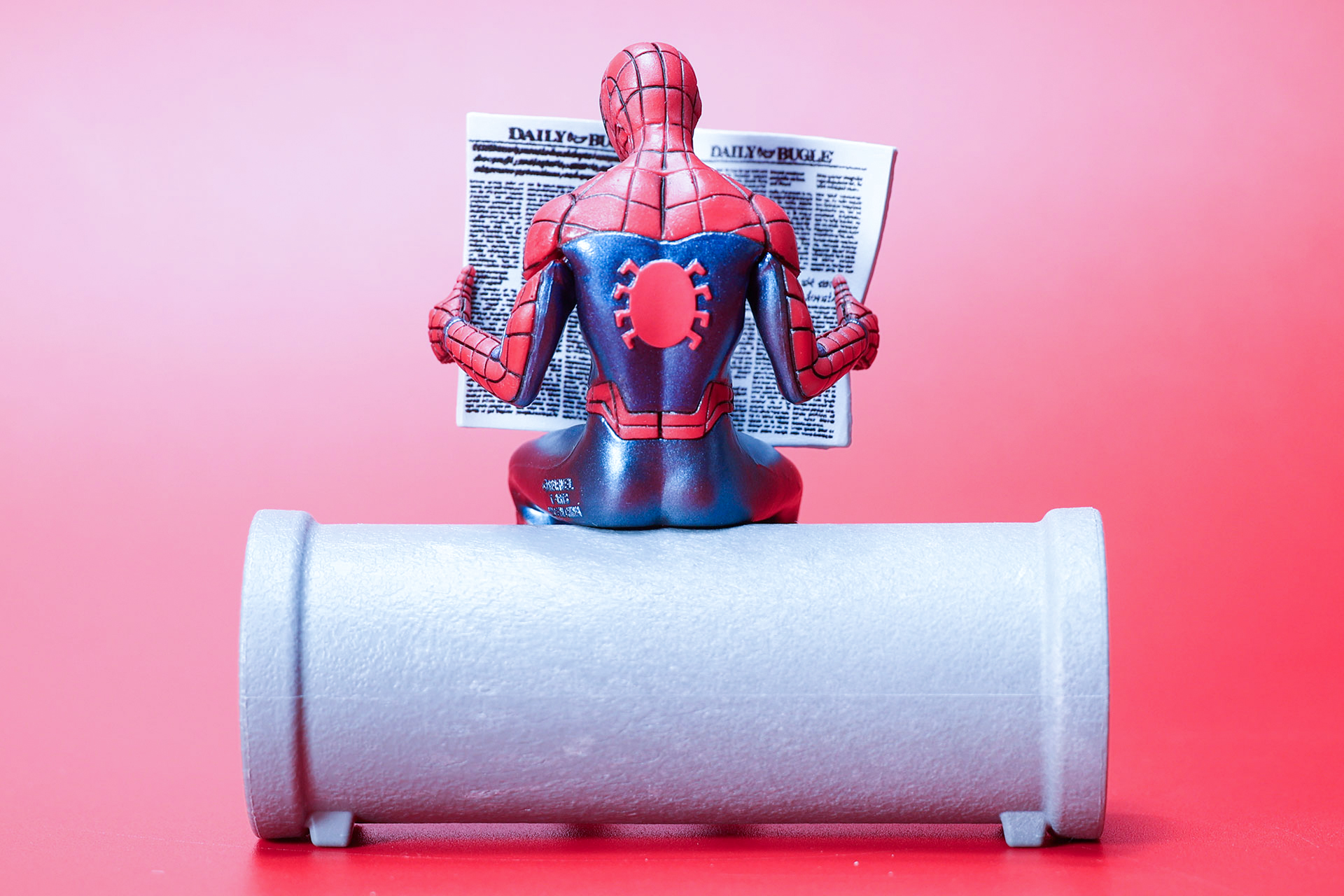 背面からでもスパイダーマンらしいシルエットがわかる