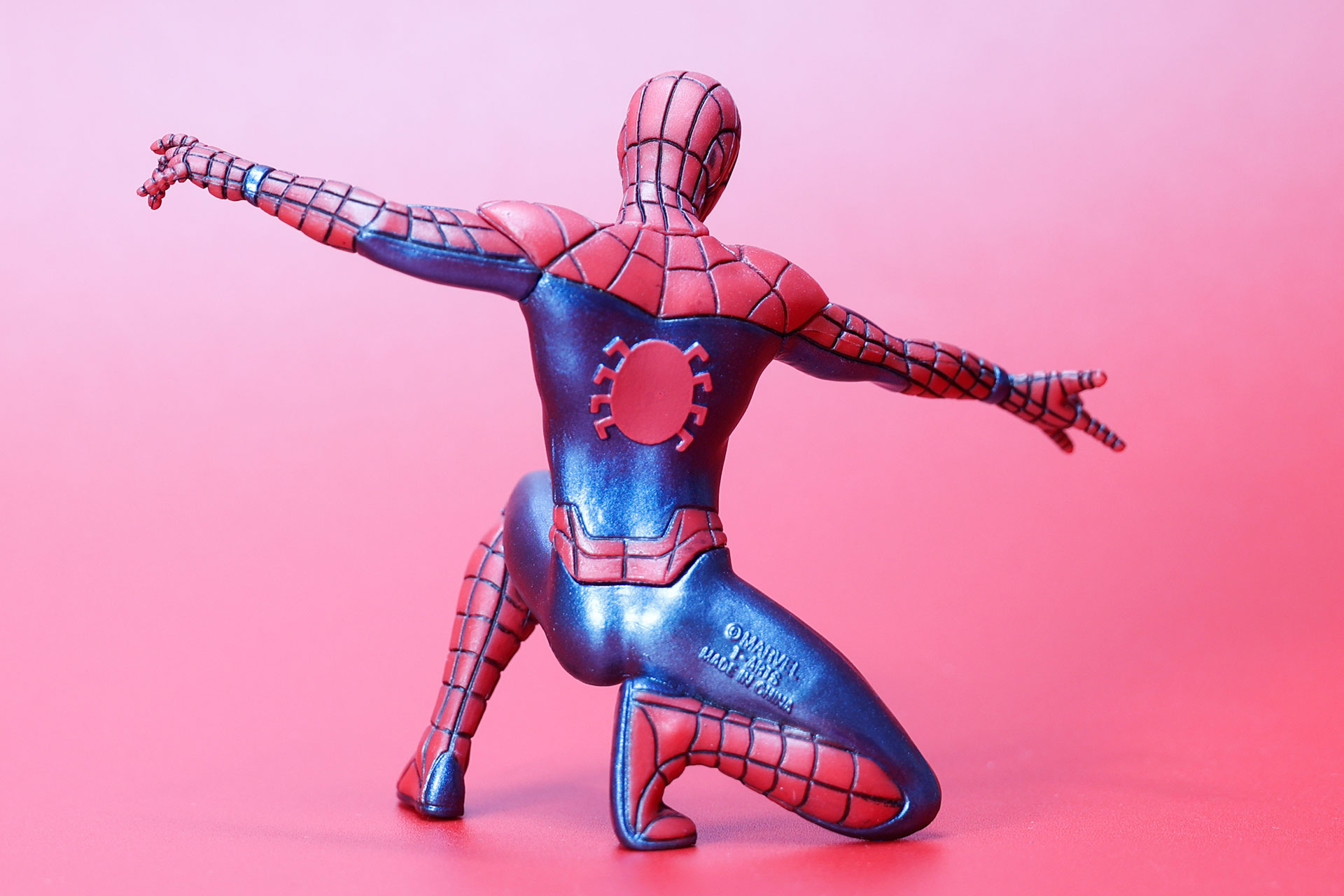 背面にはおなじみのスパイダーマークが配置されている