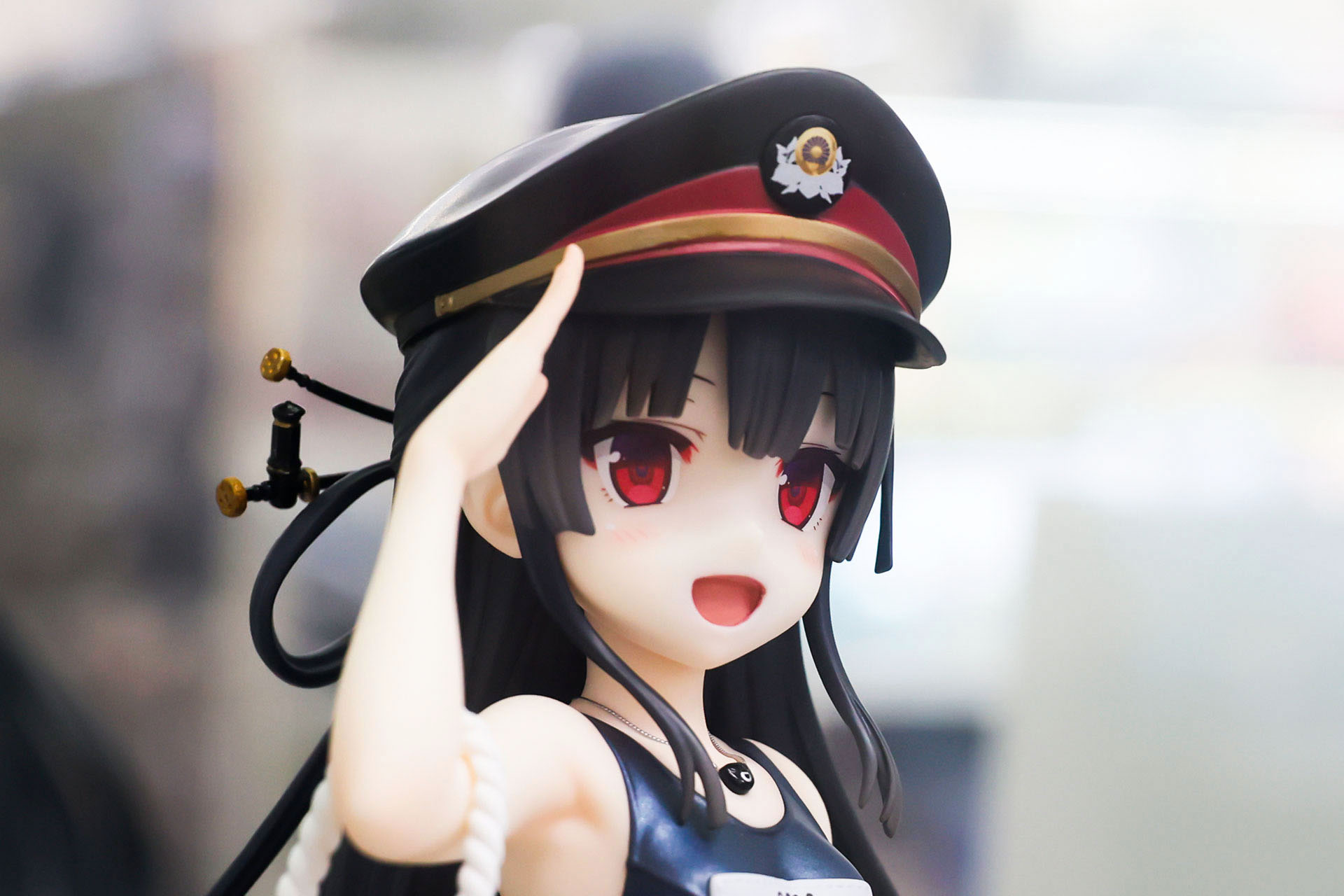 敬礼のポーズが似合っている