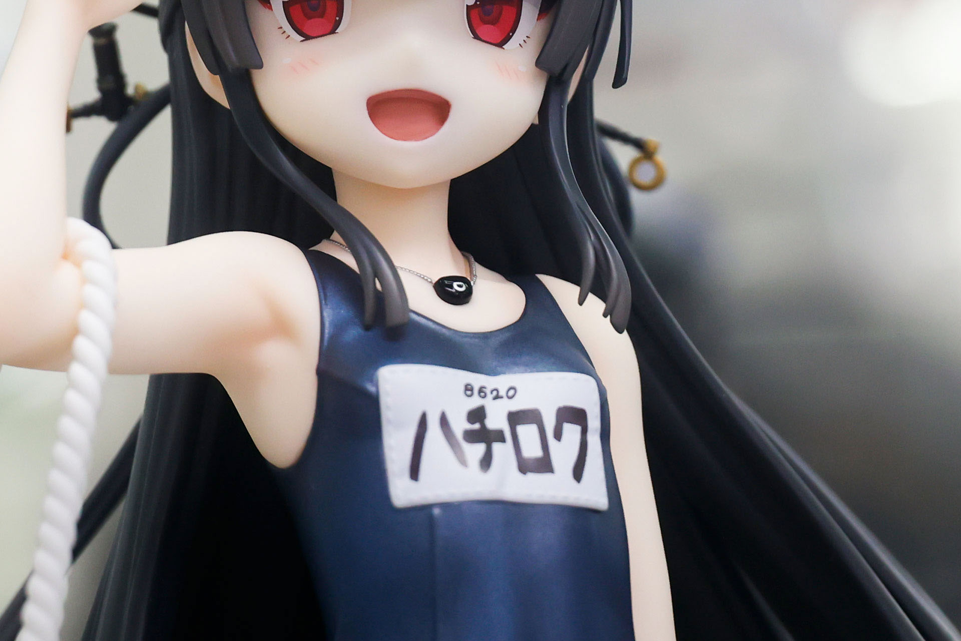 胸にハチロクのゼッケンが付けられている