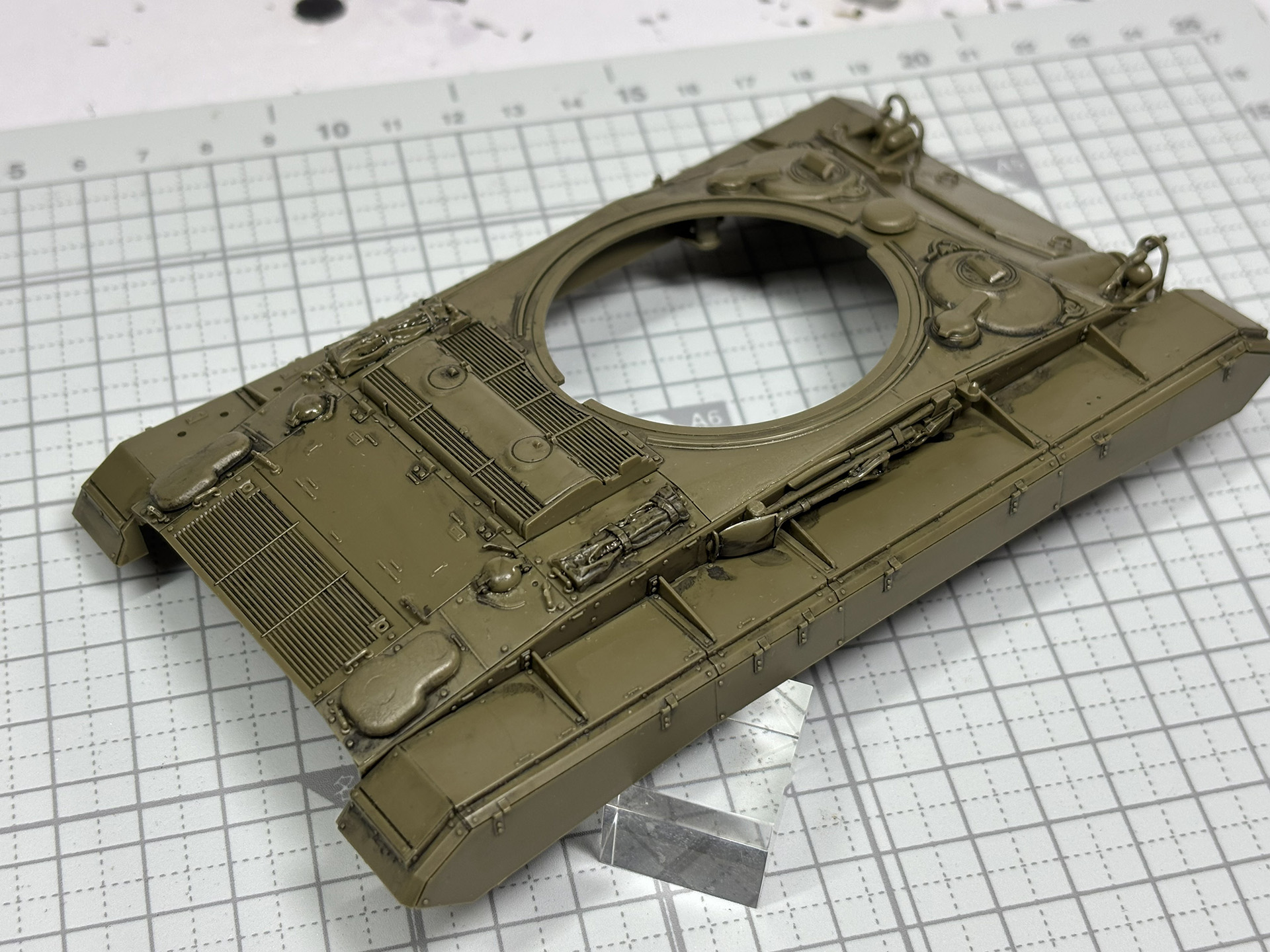 車体部品は細かく組み立てにピンセットも必要となる。機銃にかぶせる布製カバーやスコップなど、戦車運用の具体像が見えてきて楽しい