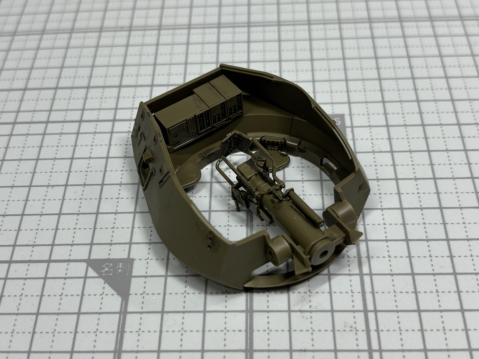 砲尾を砲塔に取り付ける。75mm砲の接続部はポリキャップが使用され上下に動かせる